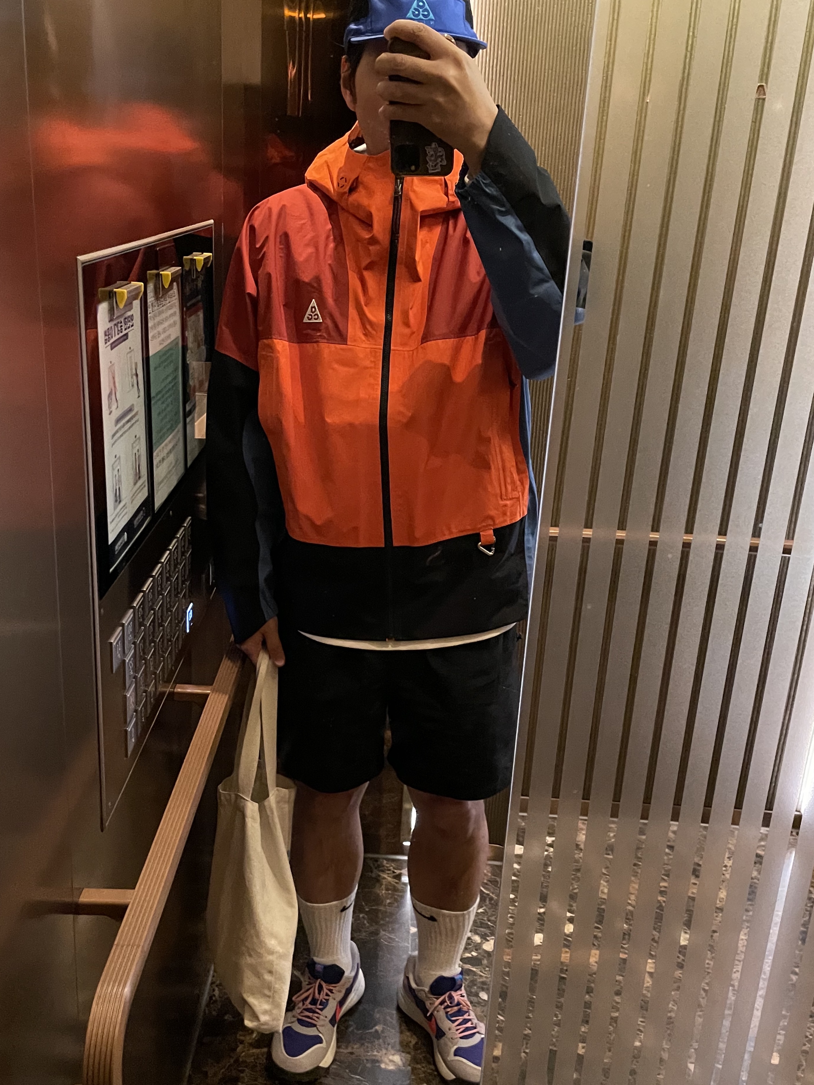 Nike ACG Lowcate Wolf Grey and Bright Crimson 착용 스타일