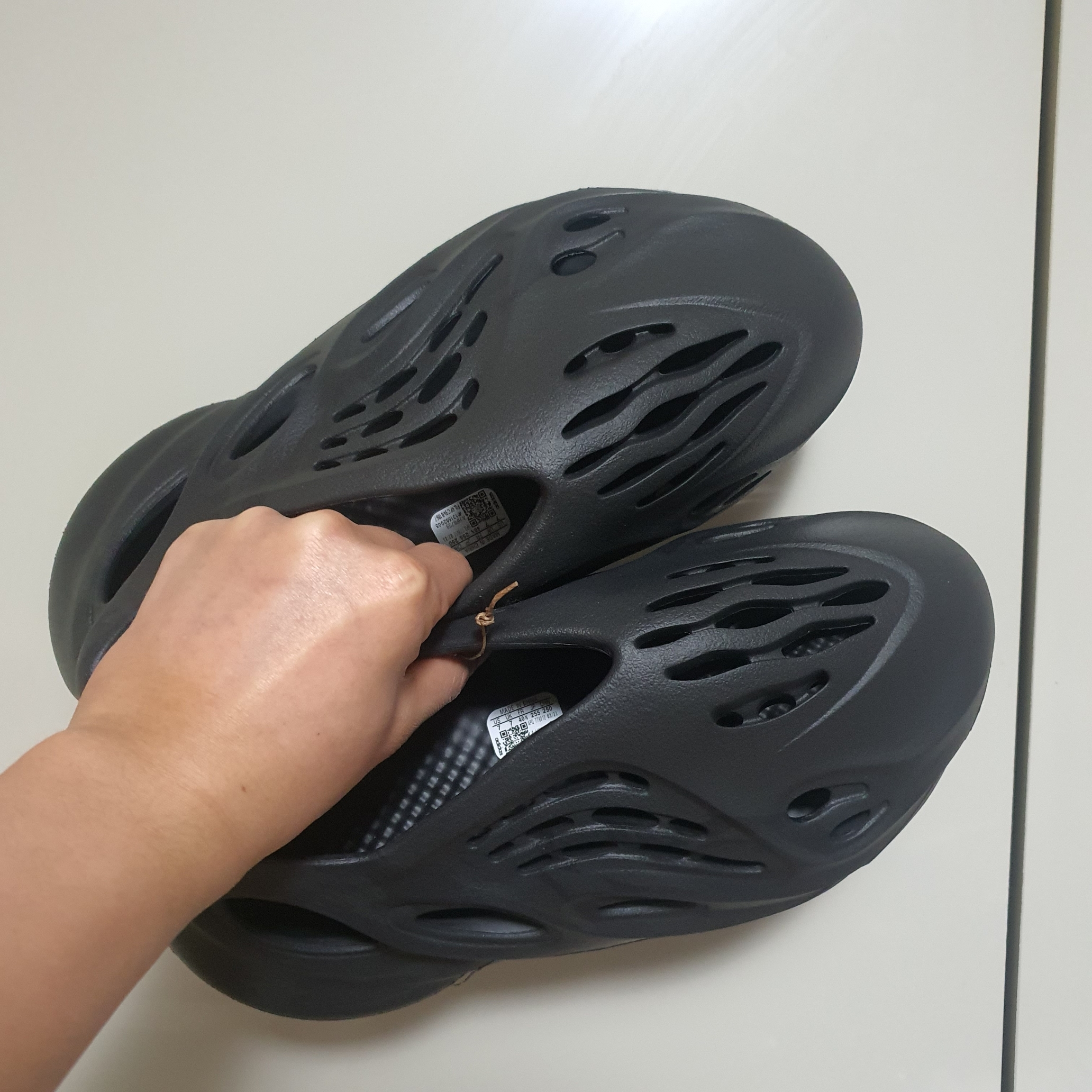 Adidas Yeezy Foam RNNR Onyx 착용 스타일 - 2