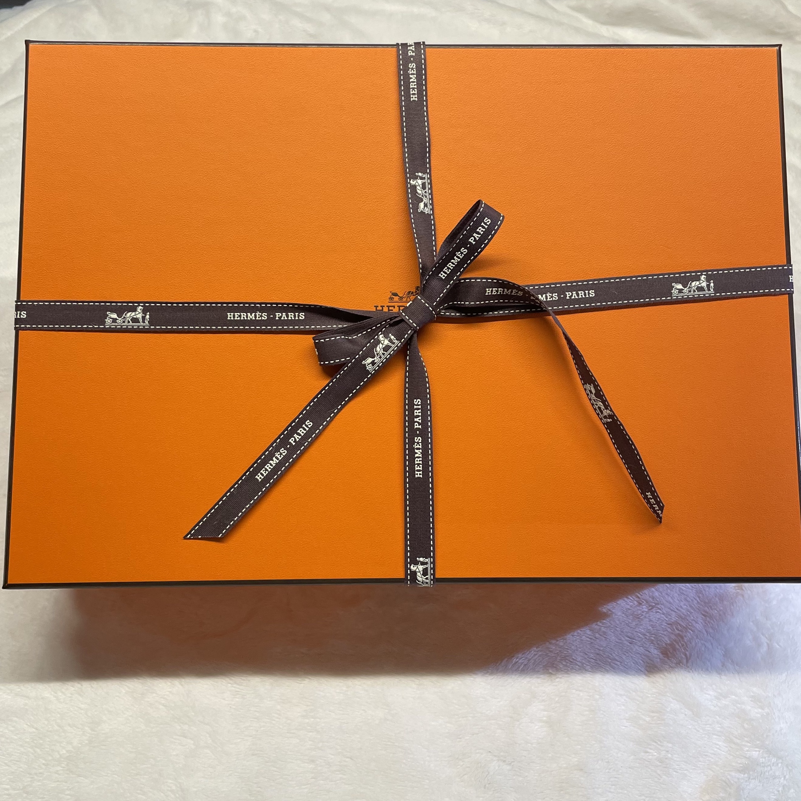 Hermes Izmir Sandal Epsom & Blanc De Paris Bleu Celeste 착용 스타일 - 2