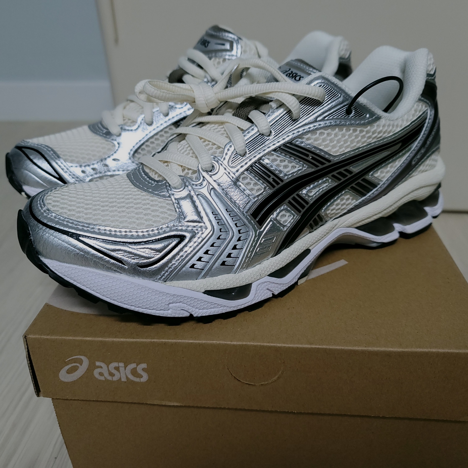 Asics Gel-Kayano 14 Cream Black 착용 스타일