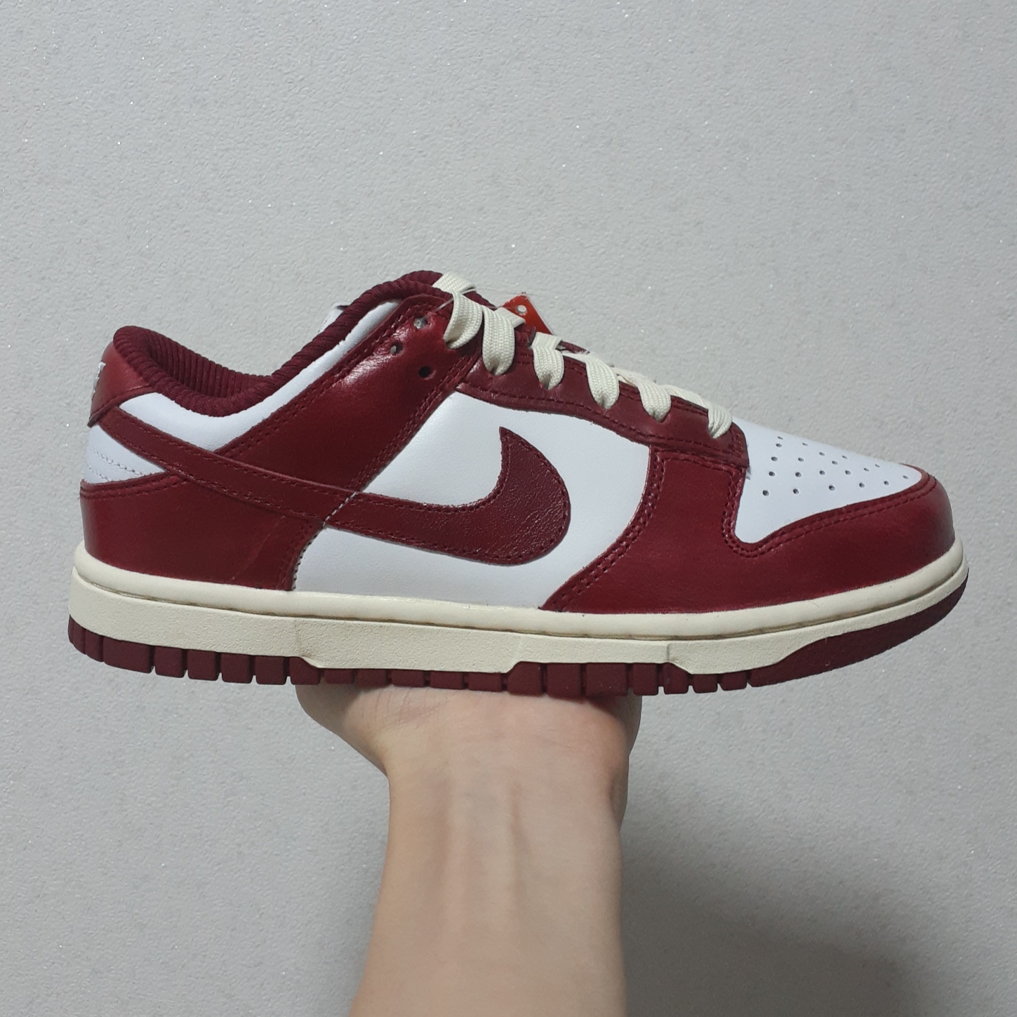 (W) Nike Dunk Low Retro PRM Team Red and White 착용 스타일