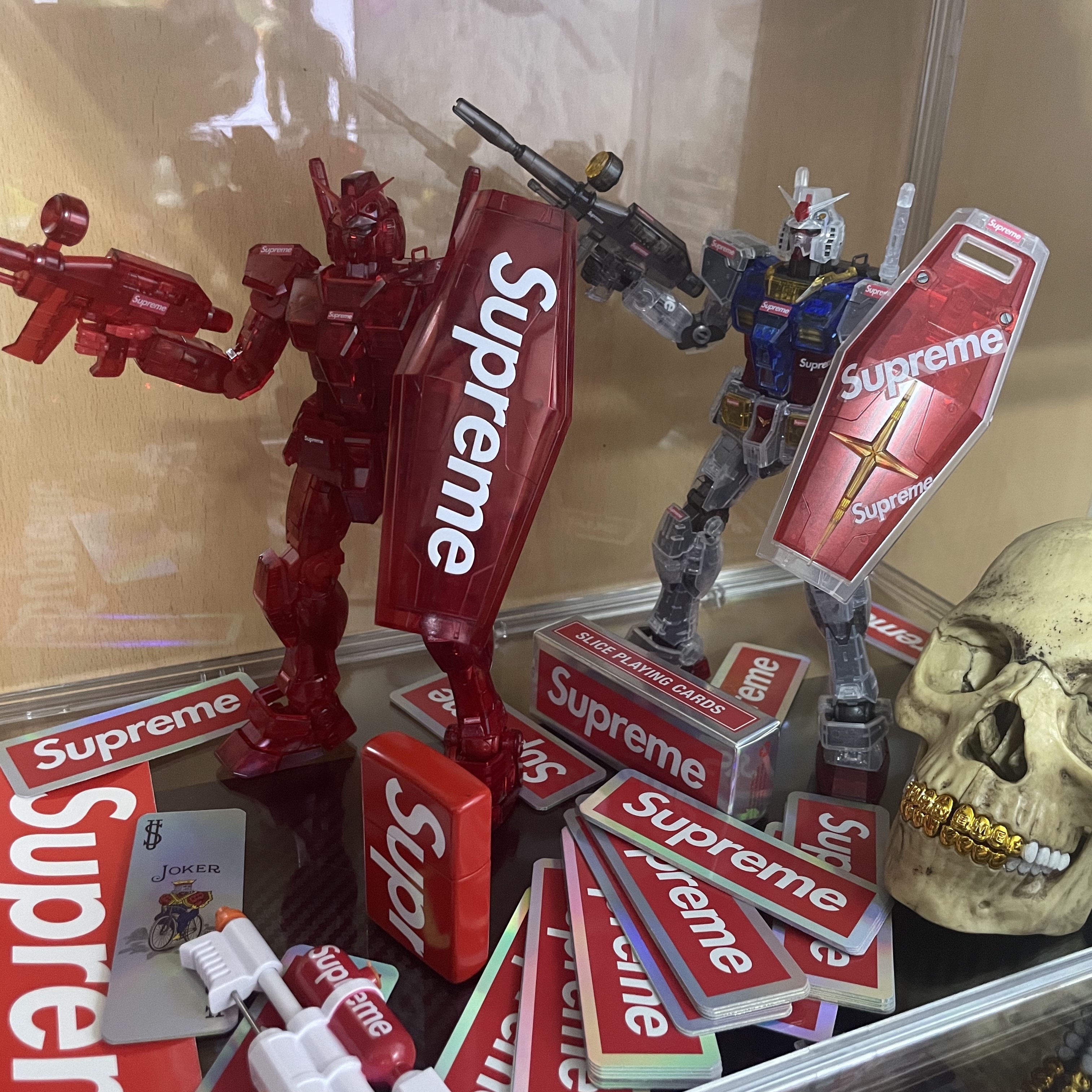 Supreme MG 1/100 RX-78-2 Gundam Ver. 3.0, Supreme Logo Zippo Red 착용 스타일