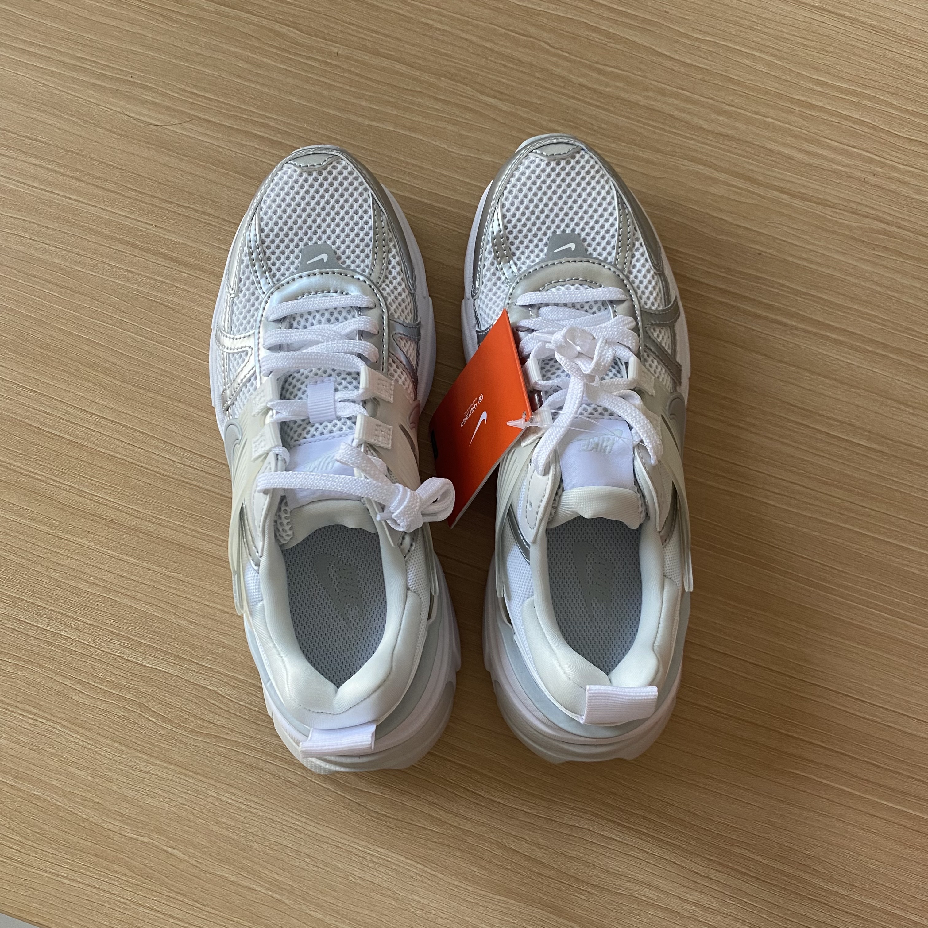 Nike V2K Run Metallic Silver White 착용 스타일 - 3