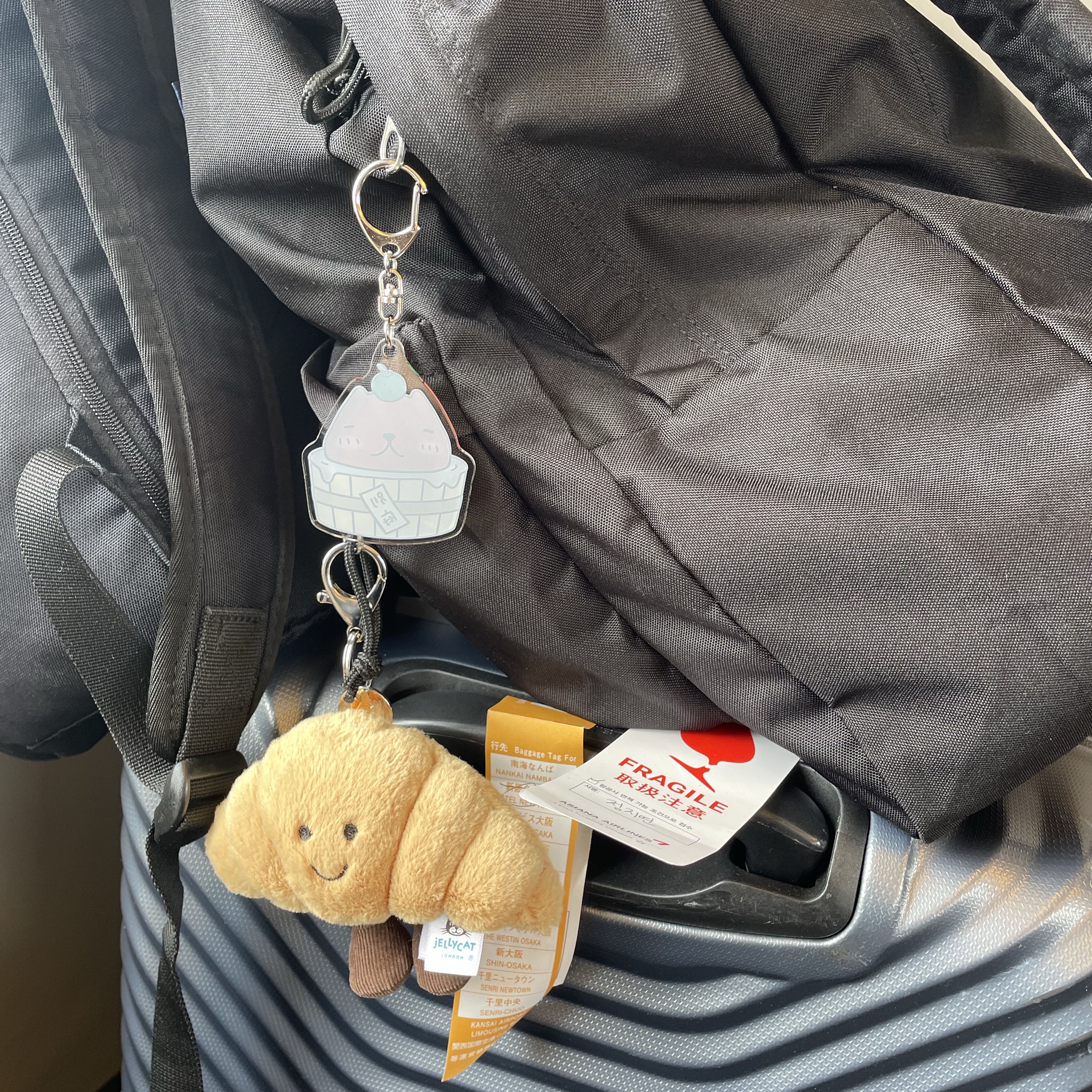 Jellycat Amuseable Croissant Bag Charm Brown 착용 스타일