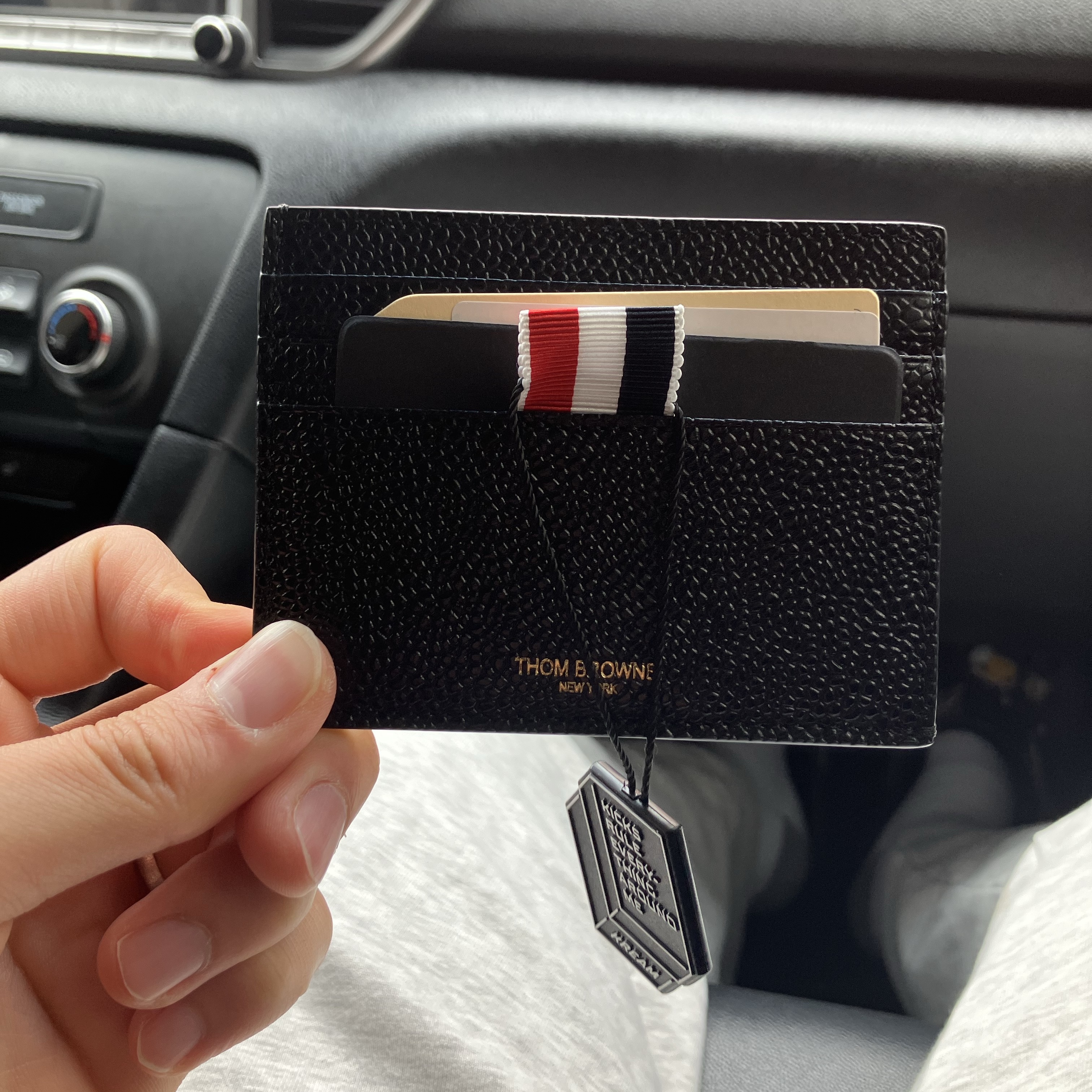 Thom Browne Pebble Grain Leather Stripe Note Compartment Card Holder Black 착용 스타일 - 1