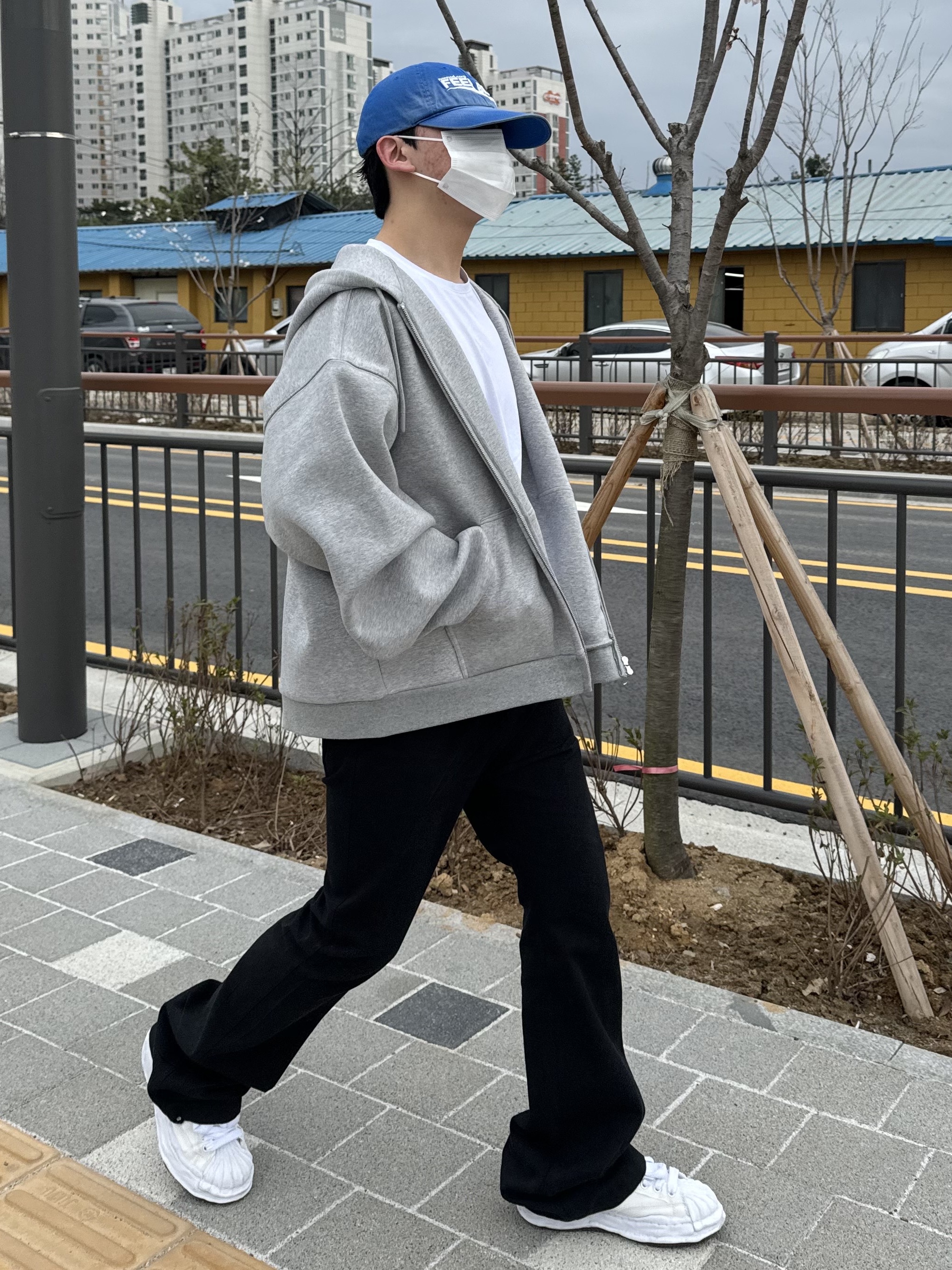 Nonnod Flared Pants Black, Maison Mihara Yasuhiro Blakey OG Sole Canvas Low-top Sneakers White 착용 스타일 - 1