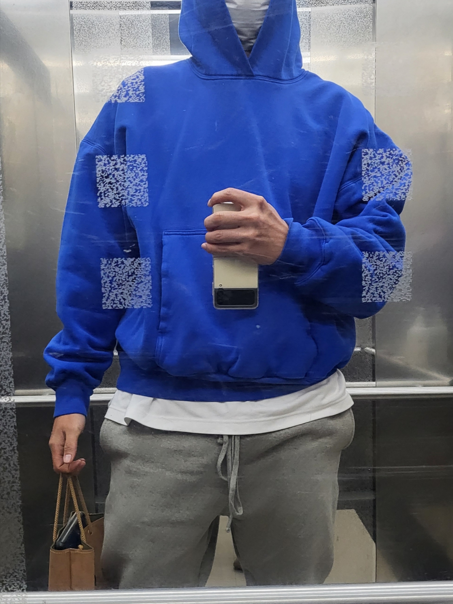 Yeezy Gap Hoodie Blue 착용 스타일