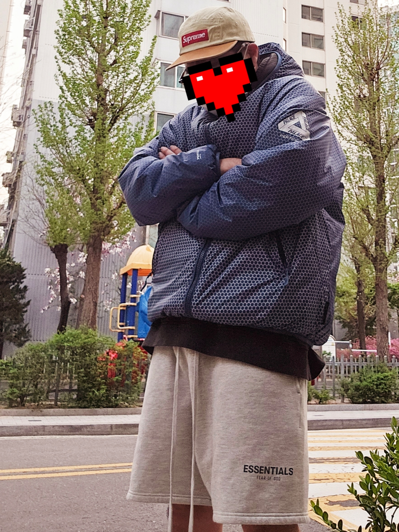 Essentials The Core Collection Sweatshorts Light Oatmeal, Palace Hexagon Pertex Quilted Jacket Blue - 24SS 착용 스타일