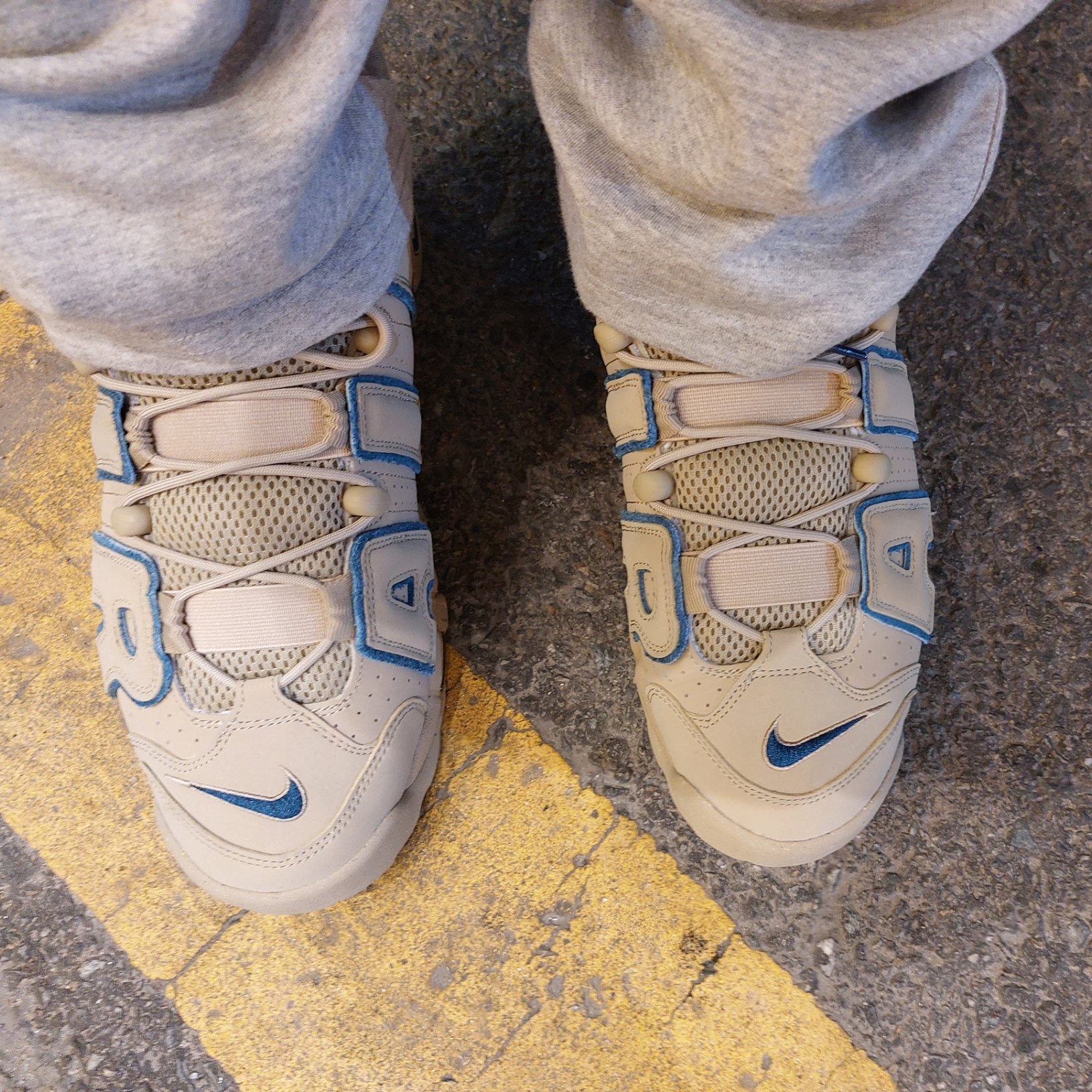 Nike Air More Uptempo Limestone and Valerian Blue 착용 스타일 - 2