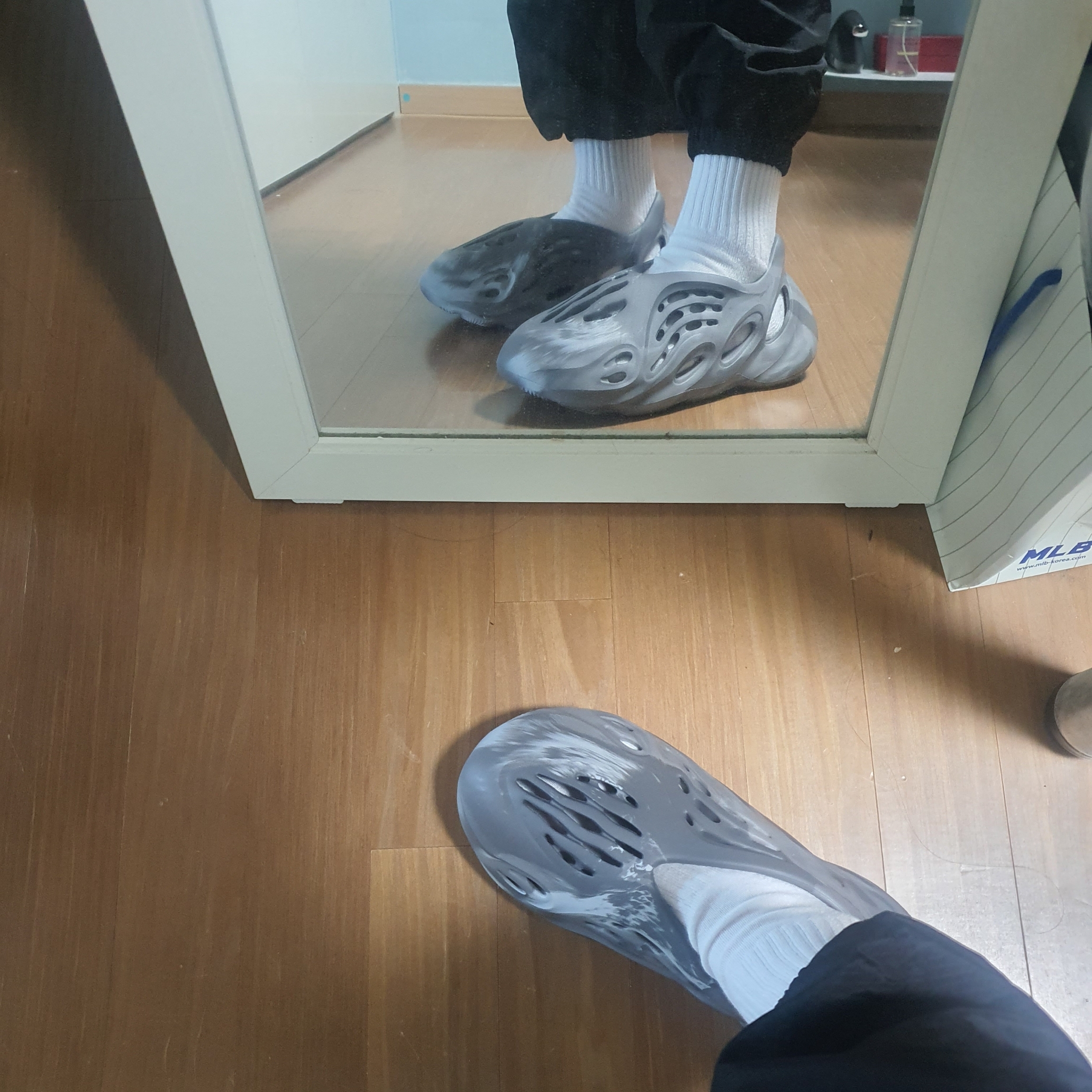 Adidas Yeezy Foam RNNR MX Granite 착용 스타일 - 4