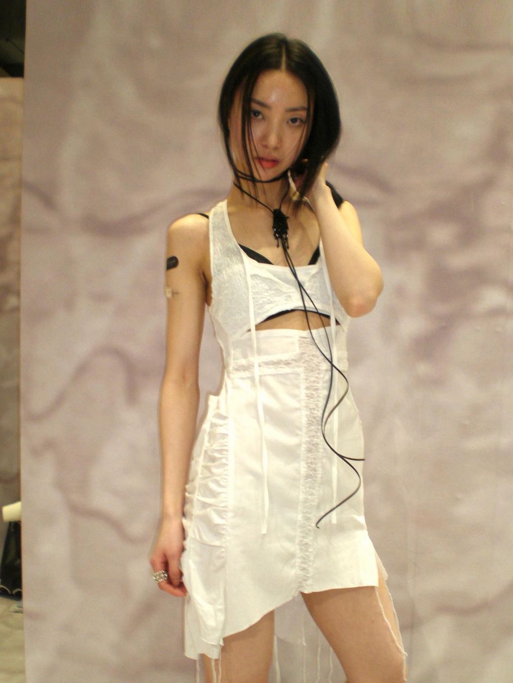 [KREAM 단독] Bonnae Women Cross Cut Out Dress Black, [KREAM 단독] Bonnae Women Cross Cut Out Dress White 착용 스타일