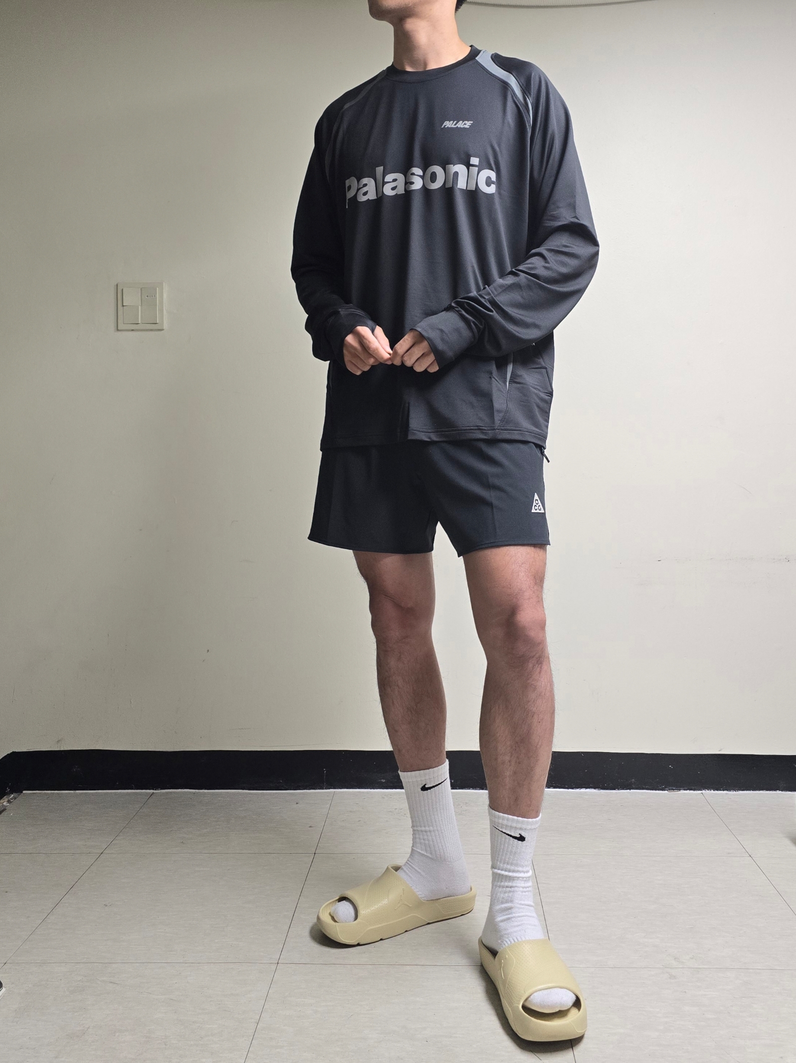 Palace Trail Runner Long Sleeve Black - 24SS, Nike ACG Dri-Fit New Sands Shorts Black - Asia 착용 스타일 - 1