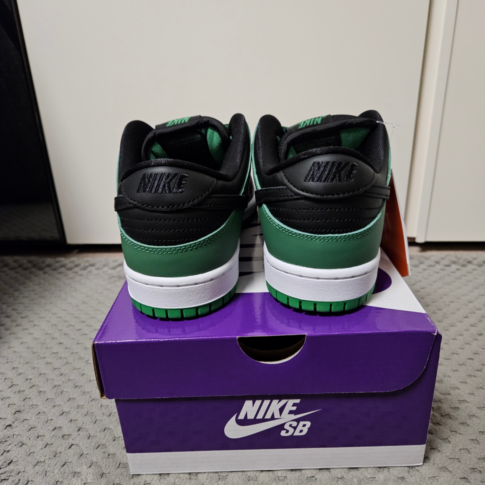 Nike SB Dunk Low Pro Black and Classic Green 착용 스타일 - 3