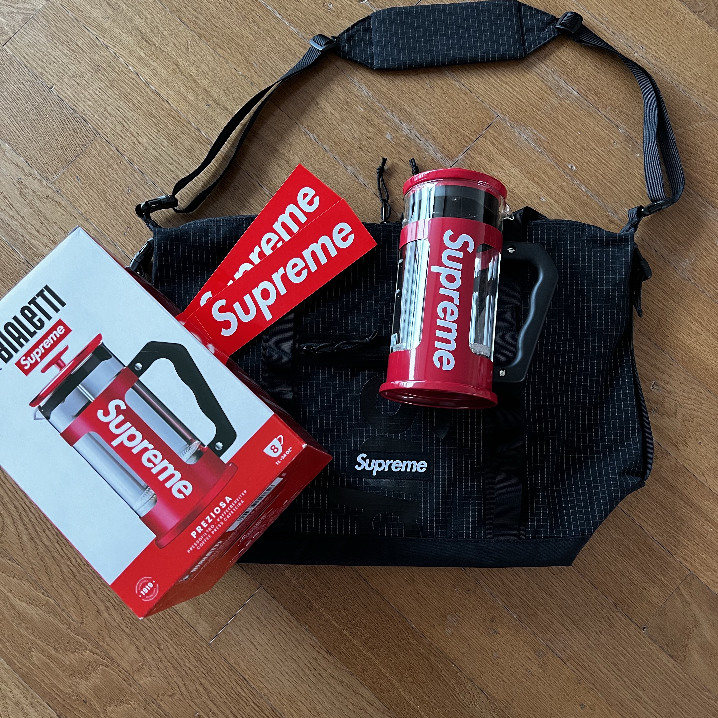 Supreme x Bialetti 8-Cup French Press Red - 24SS, Supreme Tote Bag Black - 24SS 착용 스타일