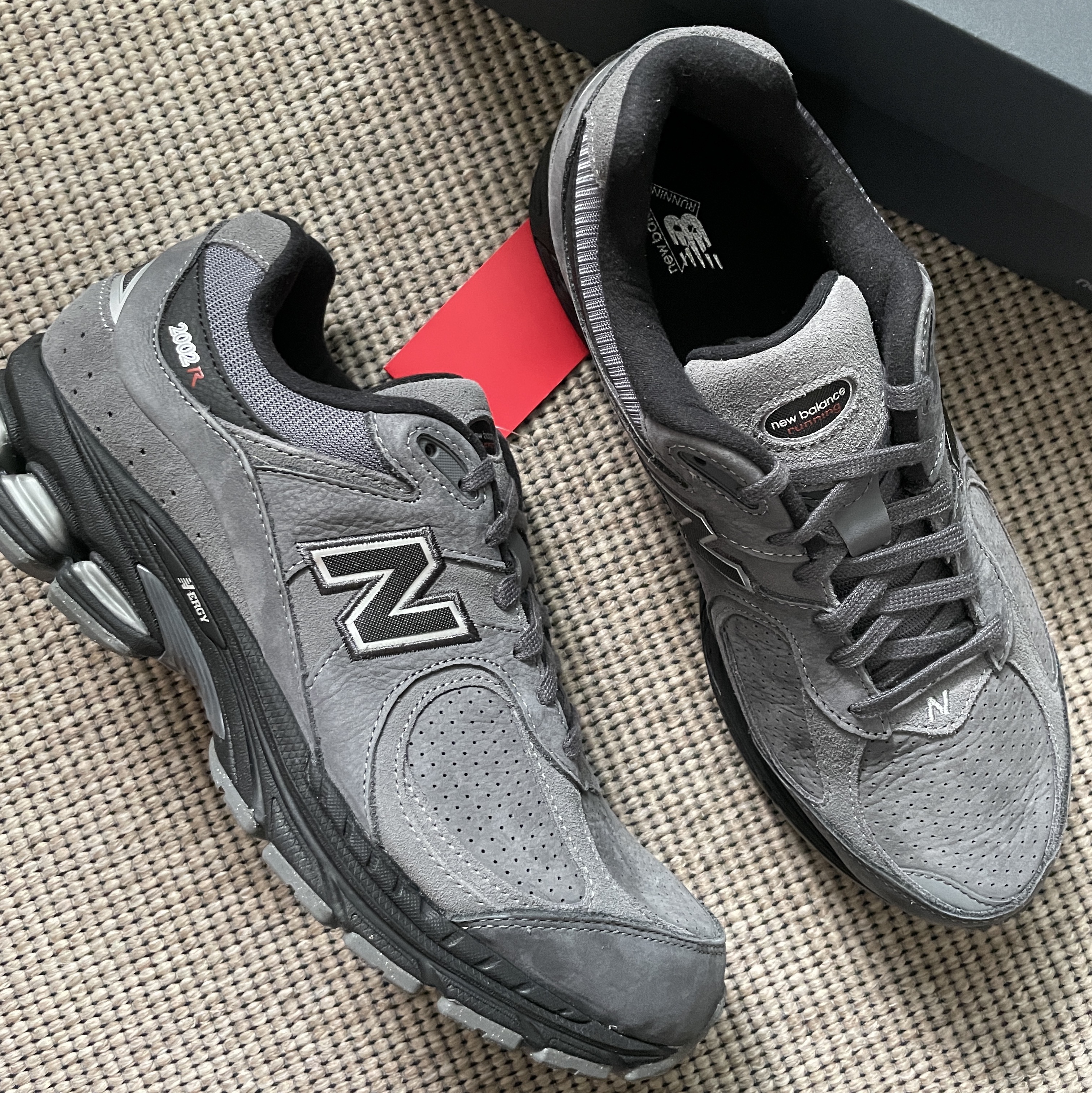 New Balance 2002R Dark Grey 착용 스타일