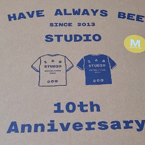 IAB Studio 10th Anniversary T-Shirts Pack White & Black (2 Pack) 착용 스타일 - 1