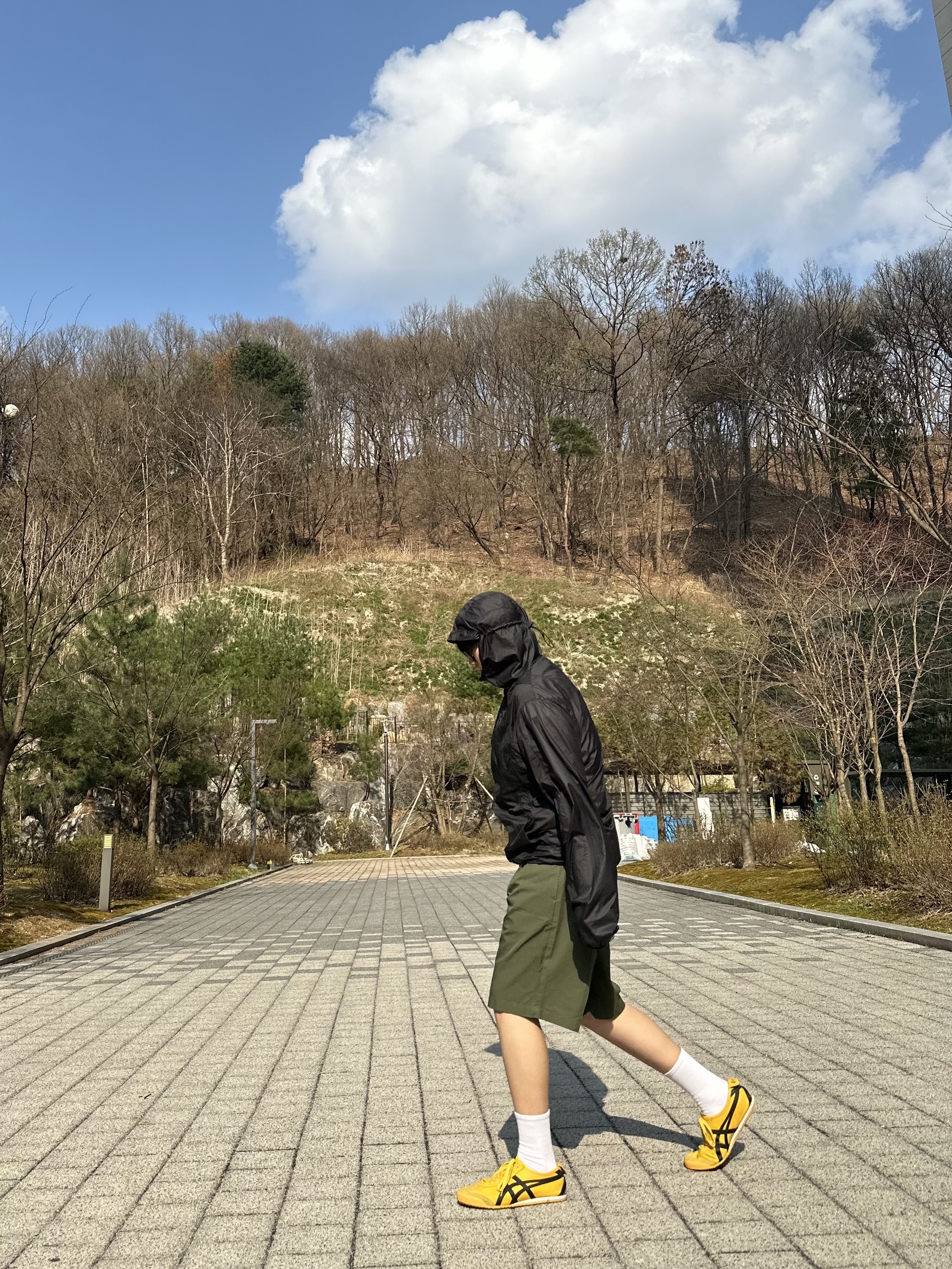 Onitsuka Tiger Mexico 66 Yellow Black, Sansan Gear Sprinter Jacket Black - 23FW 착용 스타일 - 3