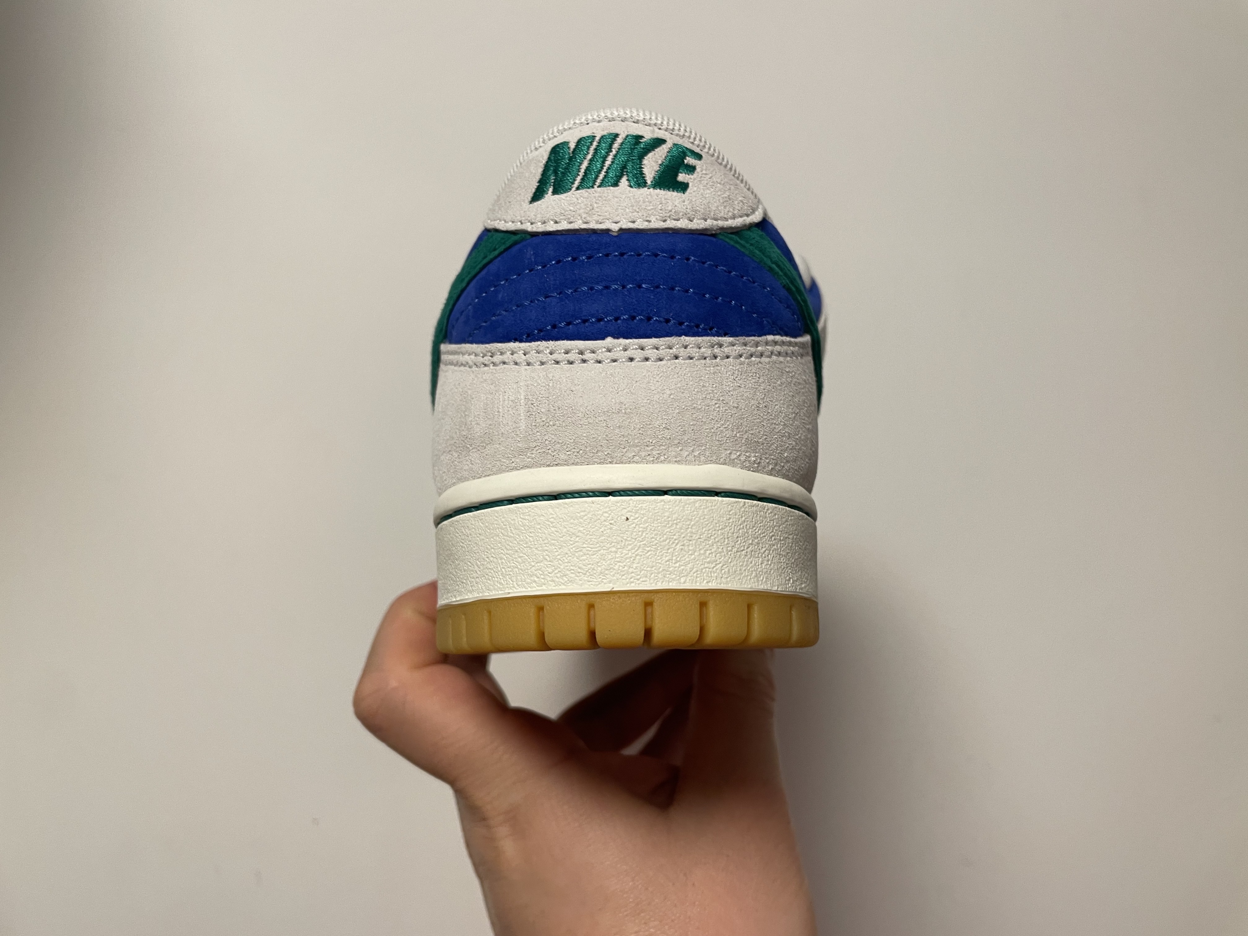 Nike SB Dunk Low Pro Phantom and Hyper Royal 착용 스타일 - 5