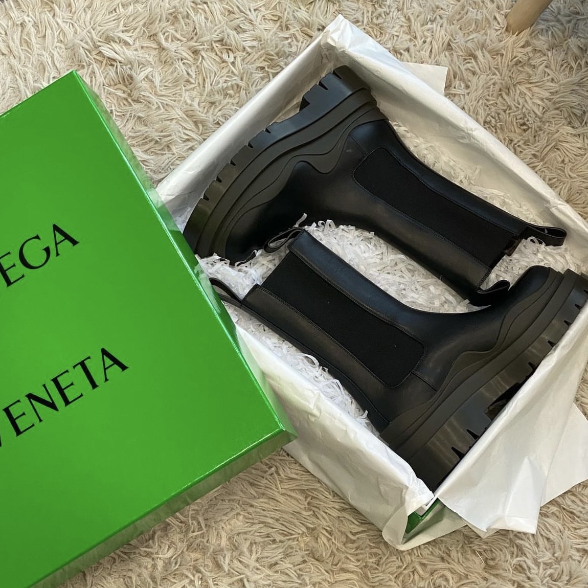 (W) Bottega Veneta Tire Chelsea Boot Black Camping 착용 스타일