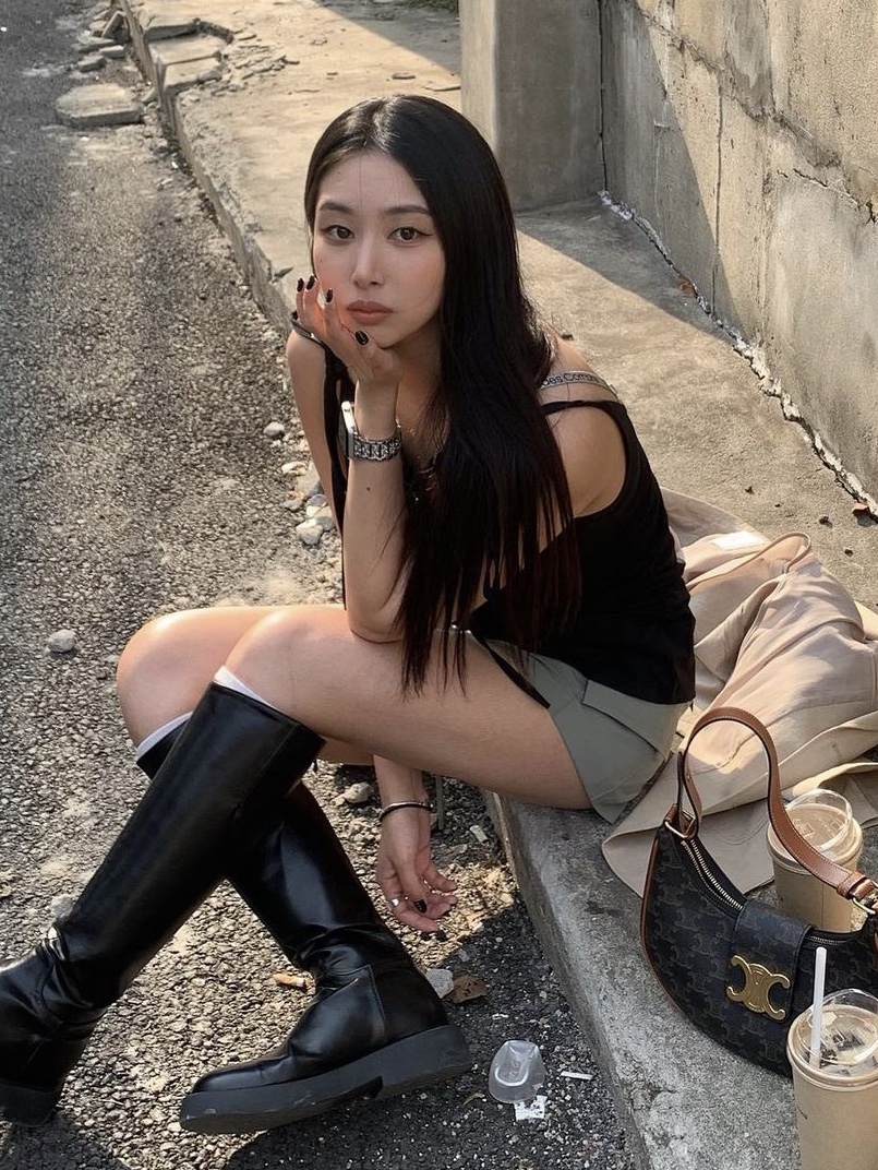 Yunse Women Olive Sleeveless Top Black 착용 스타일 - 5