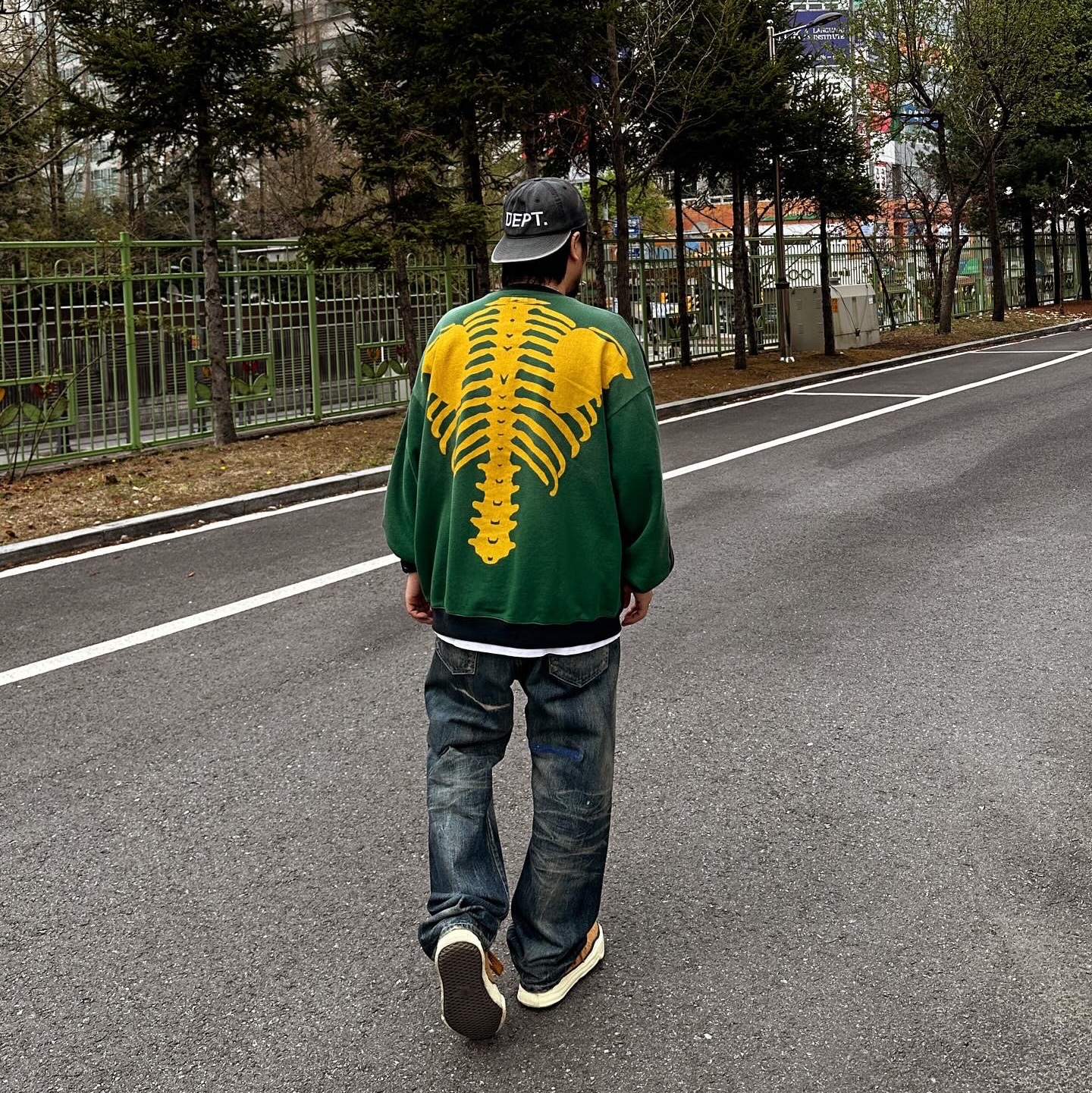 Kapital 2 Tone Big Fleece Sweatshirt Black Green 착용 스타일 - 1