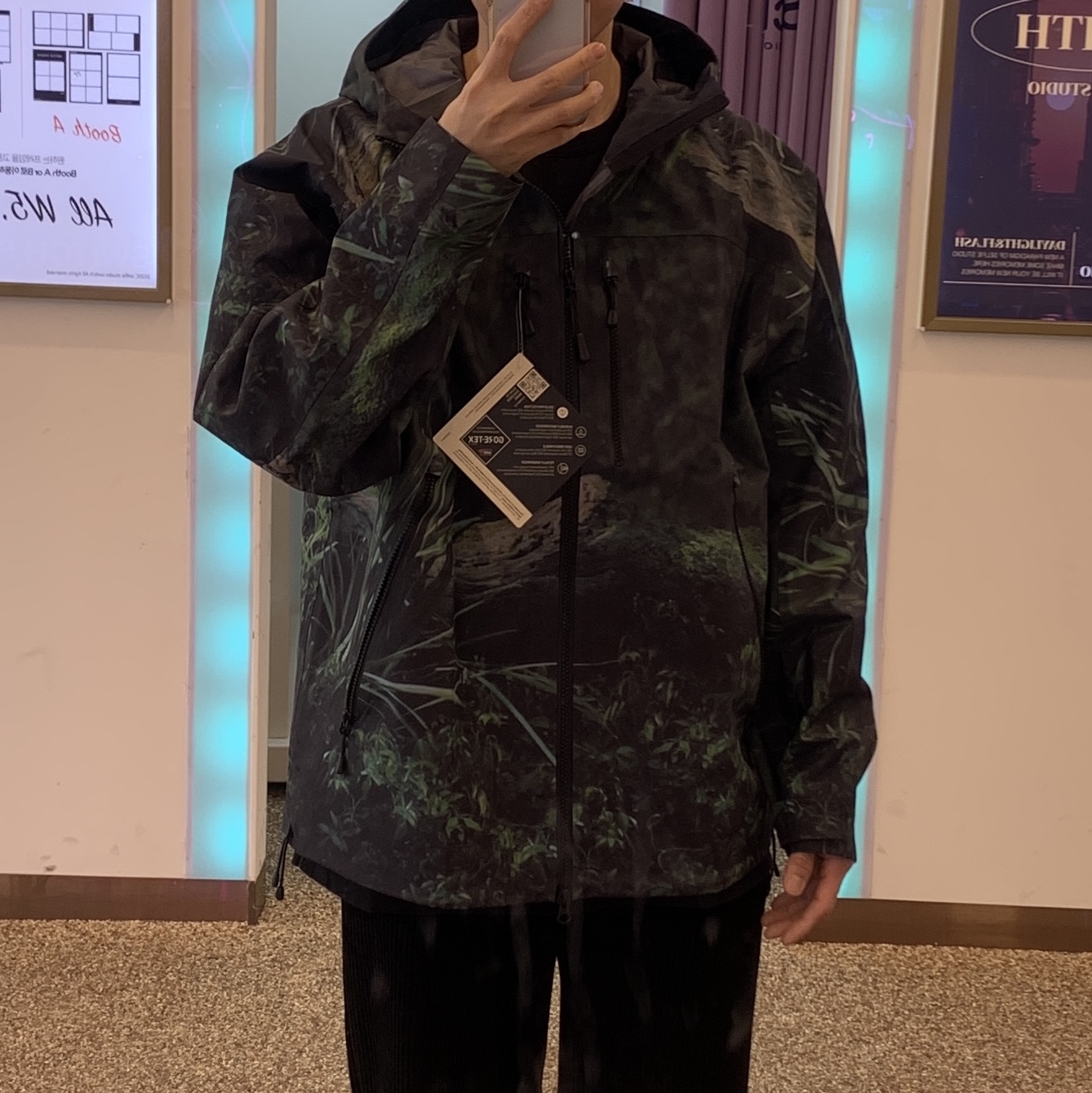 Supreme Gore-Tex Taped Seam Shell Jacket Kermit The Frog - 24SS 착용 스타일 - 1