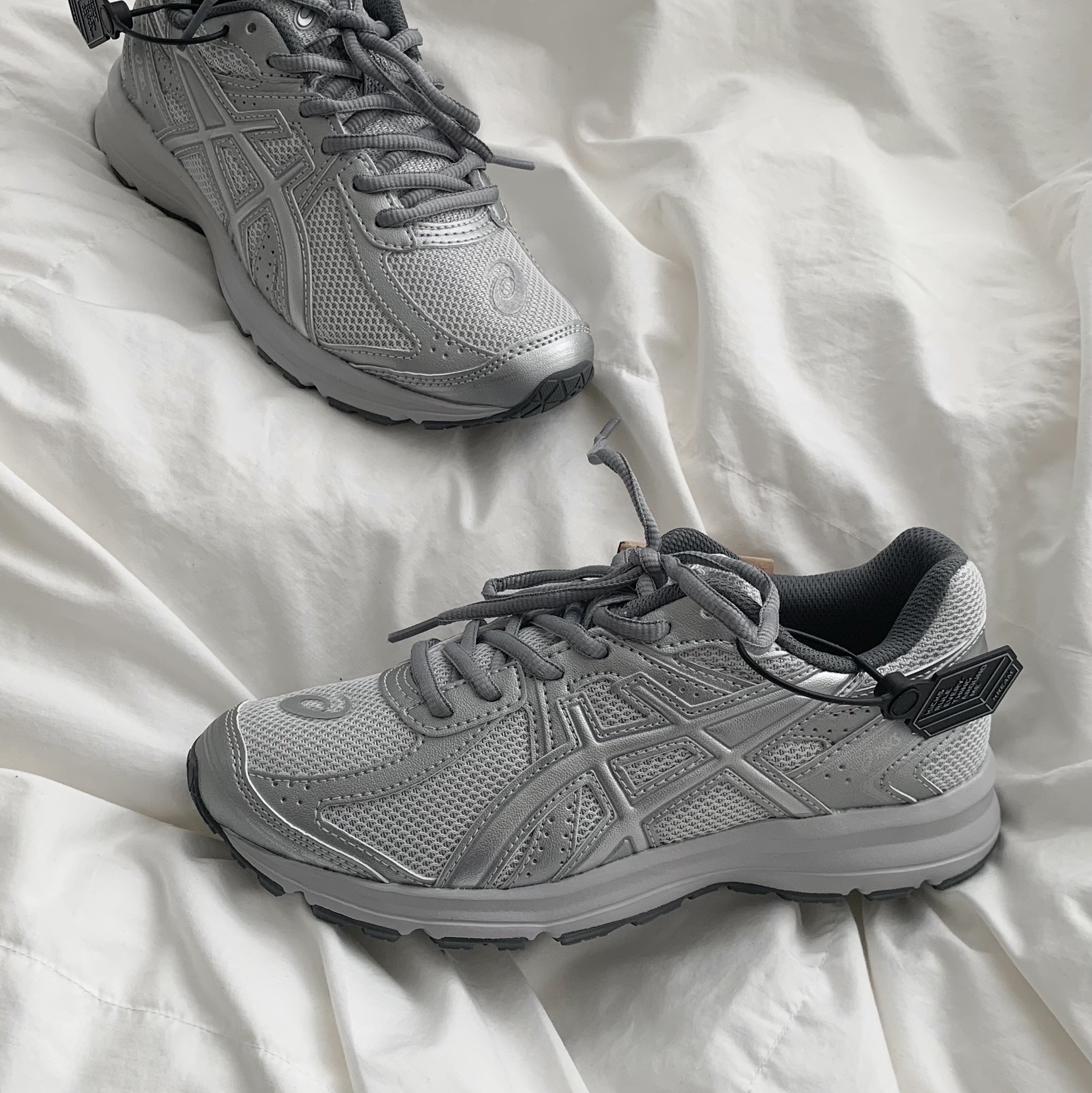 Asics Jog 100 S SMU Glacier Grey Pure Silver - 2E Wide 착용 스타일