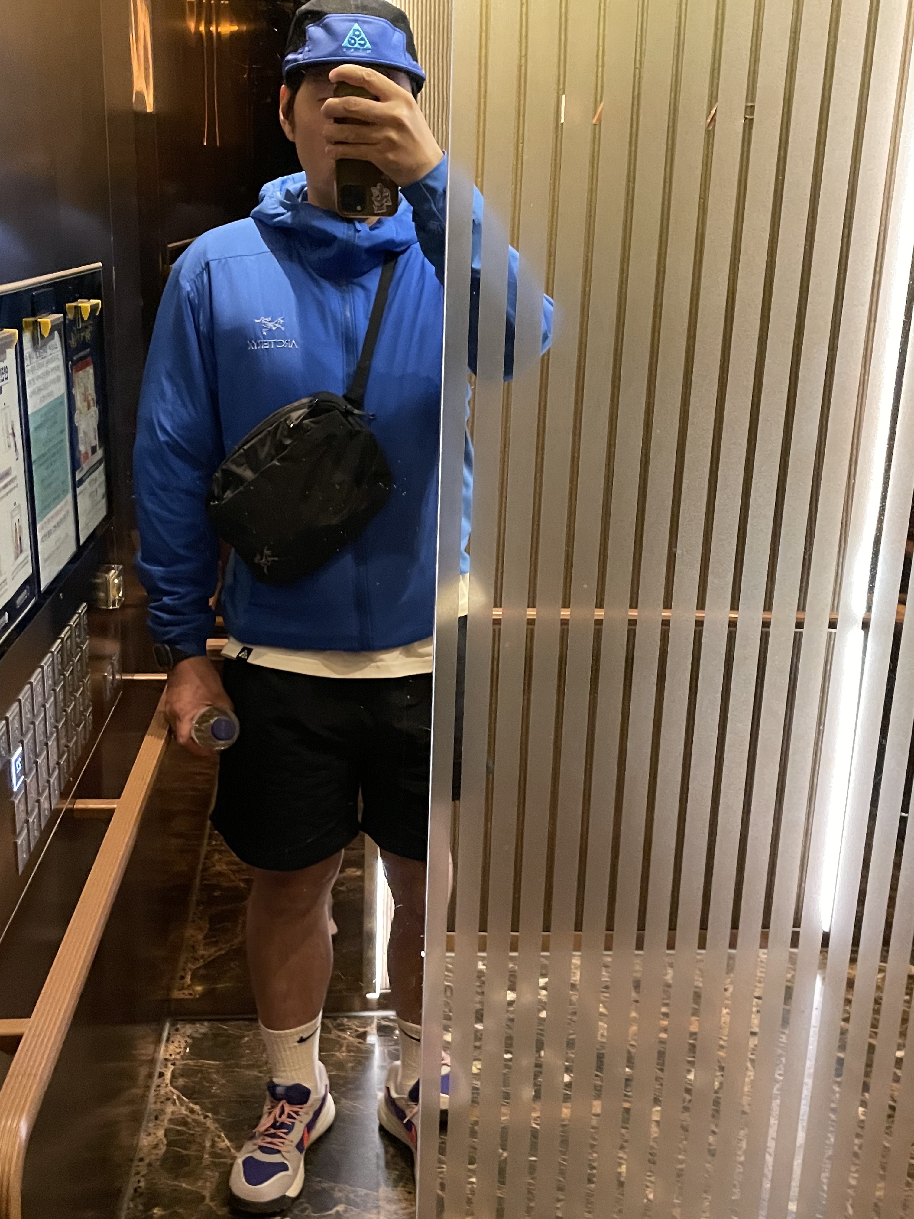 Nike ACG Lowcate Wolf Grey and Bright Crimson, Arc'teryx Atom LT Hoody Fluidity 착용 스타일