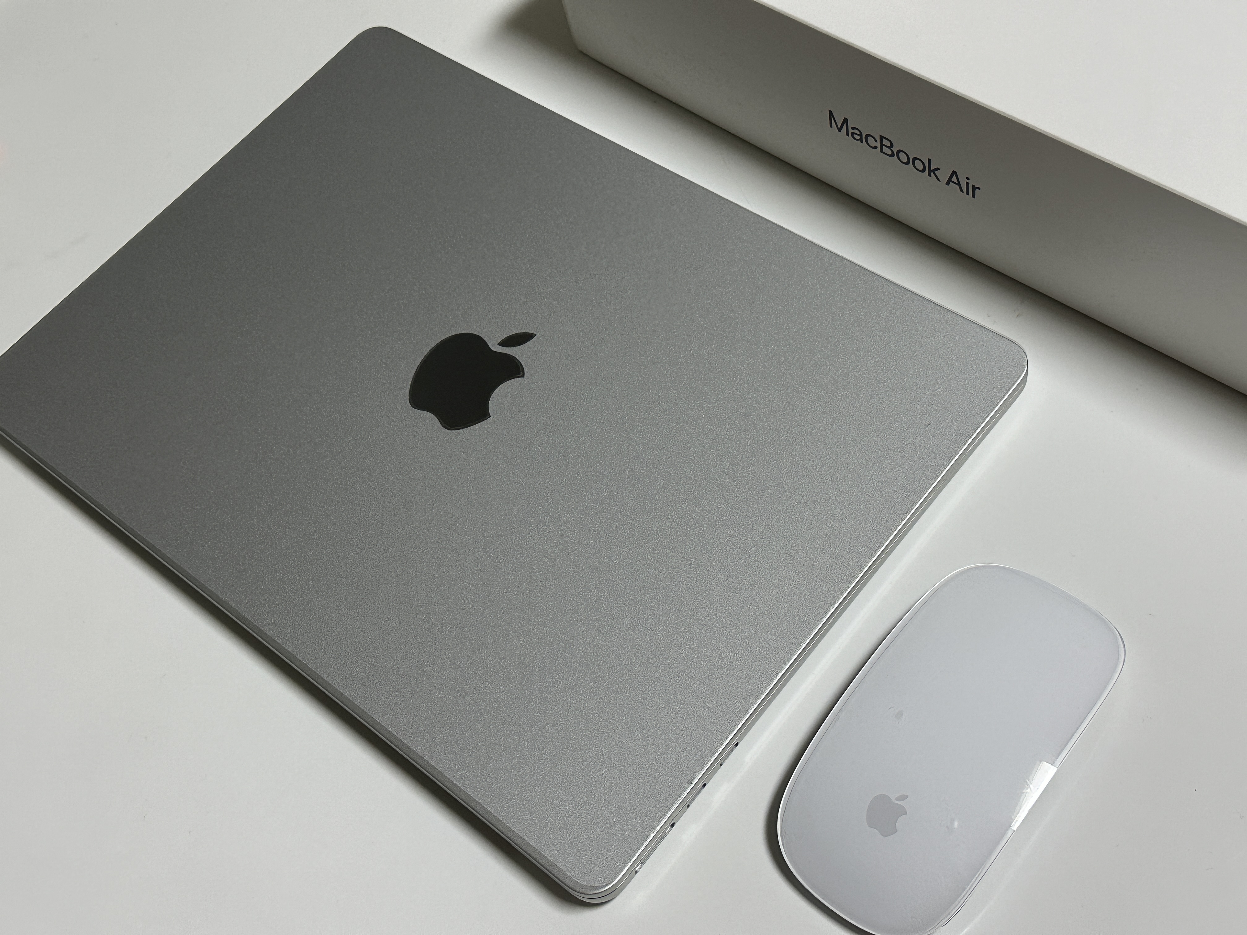 Apple 2022 MacBook Air 13 M2 256GB SSD / 16GB RAM Silver (Korean Ver.) 착용 스타일