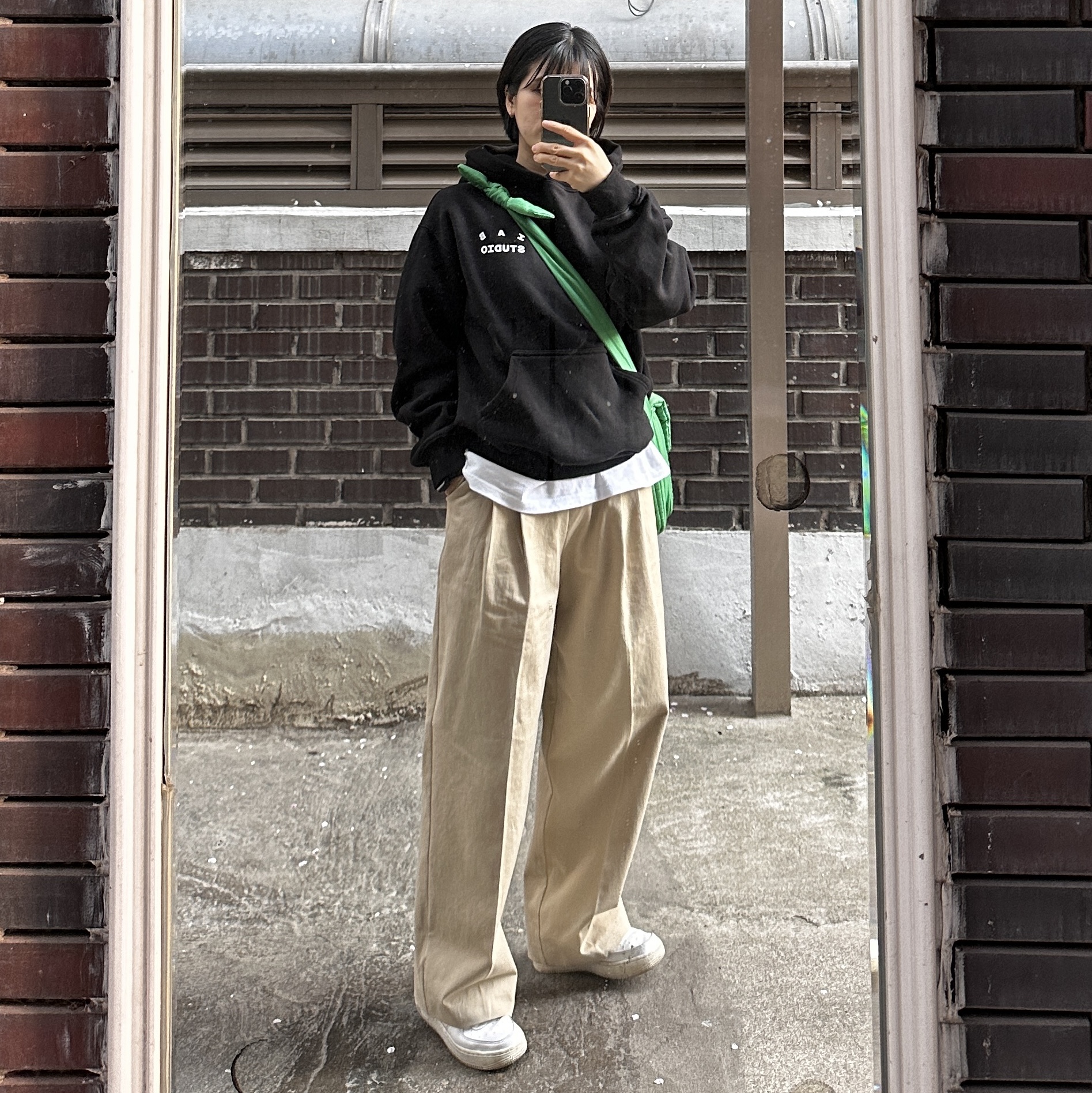 (W) Nike Air Force 1 '07 Low White, IAB Studio Hoodie Black 착용 스타일