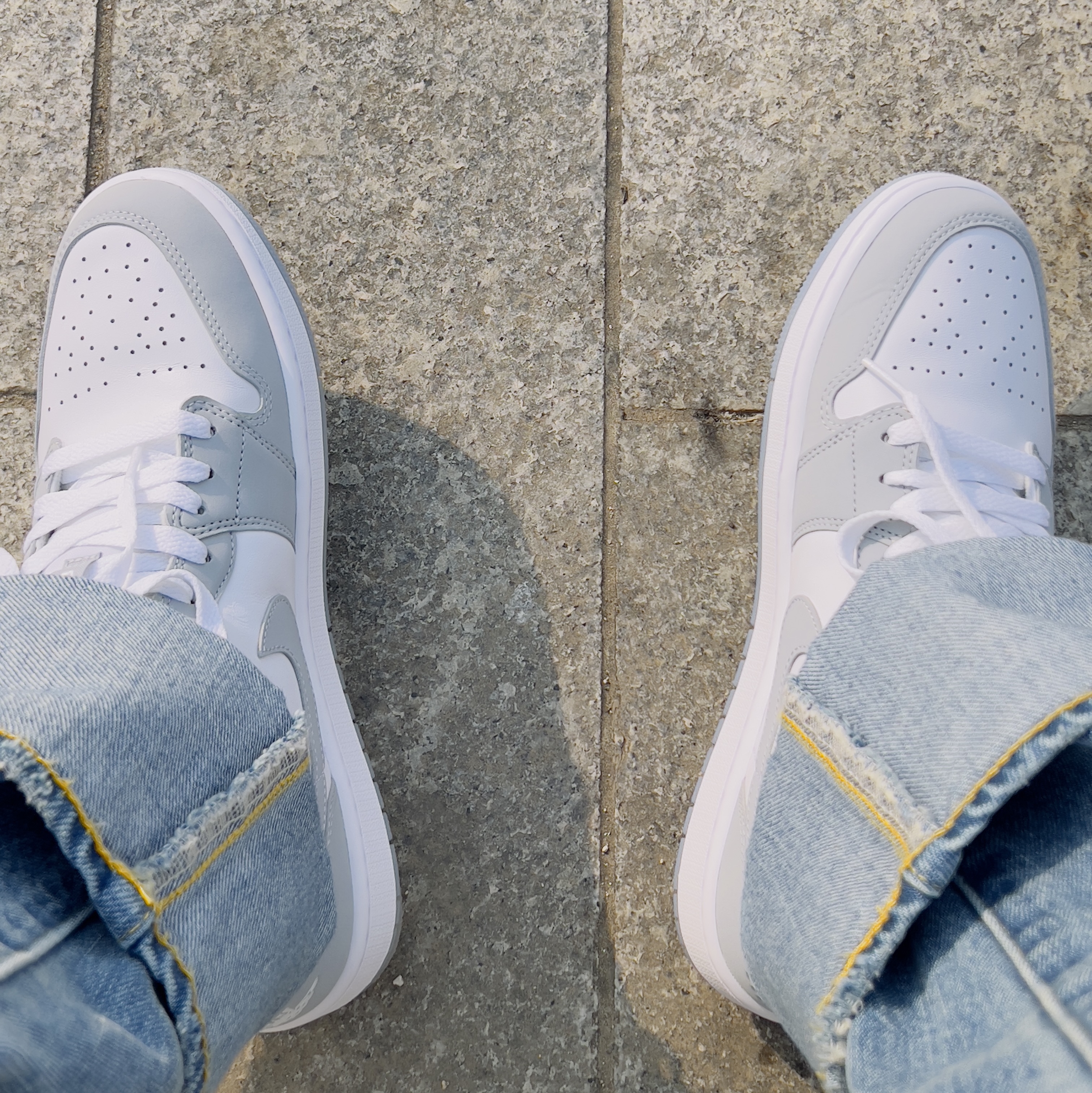 (W) Jordan 1 Low White Wolf Grey, Levi's x Beams Stay Loose 1944 Denim Jeans Vintage Wash 착용 스타일