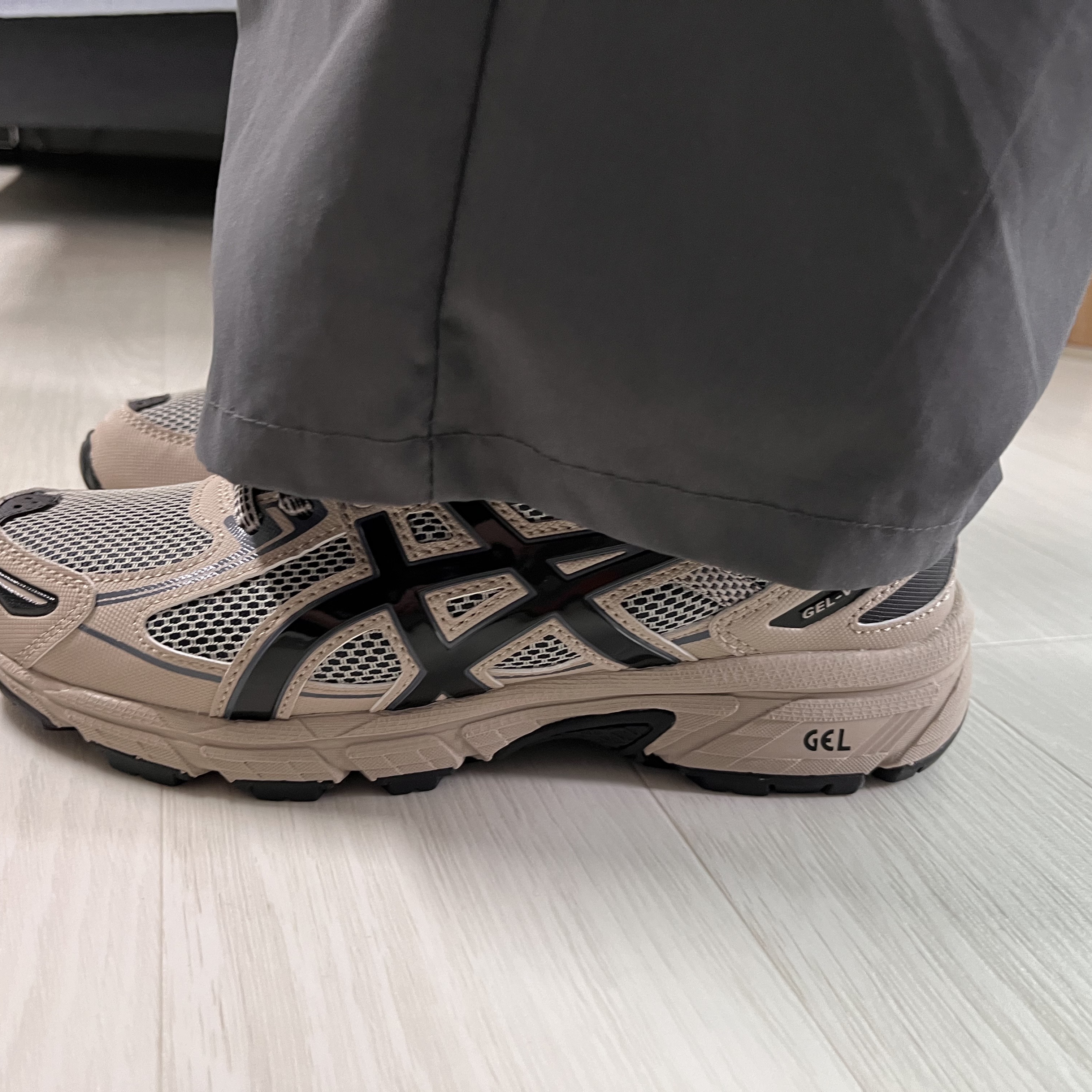 Asics Gel-Venture 6 Feather Grey Black 착용 스타일 - 2