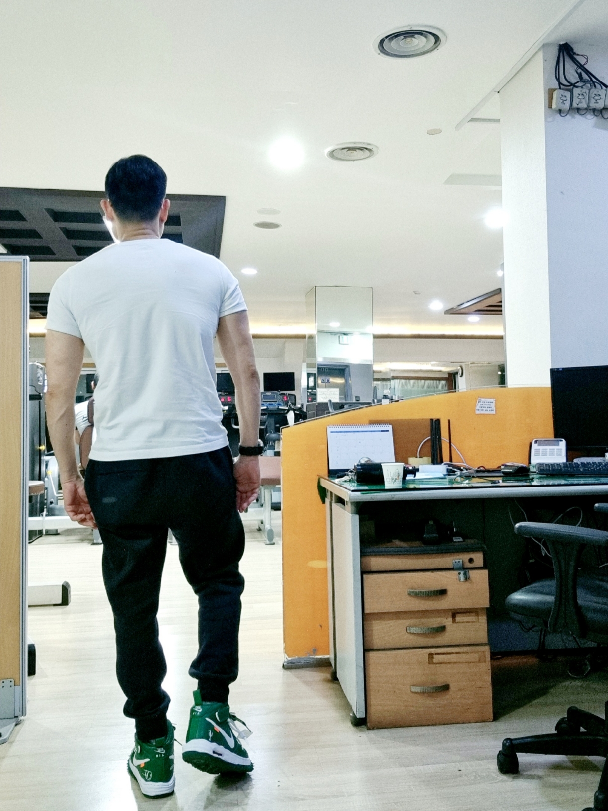 Jordan Jumpman EMB Short Sleeve T-Shirt White - Asia, Nike x Off-White Air Force 1 Mid SP Leather Pine Green 착용 스타일 - 2