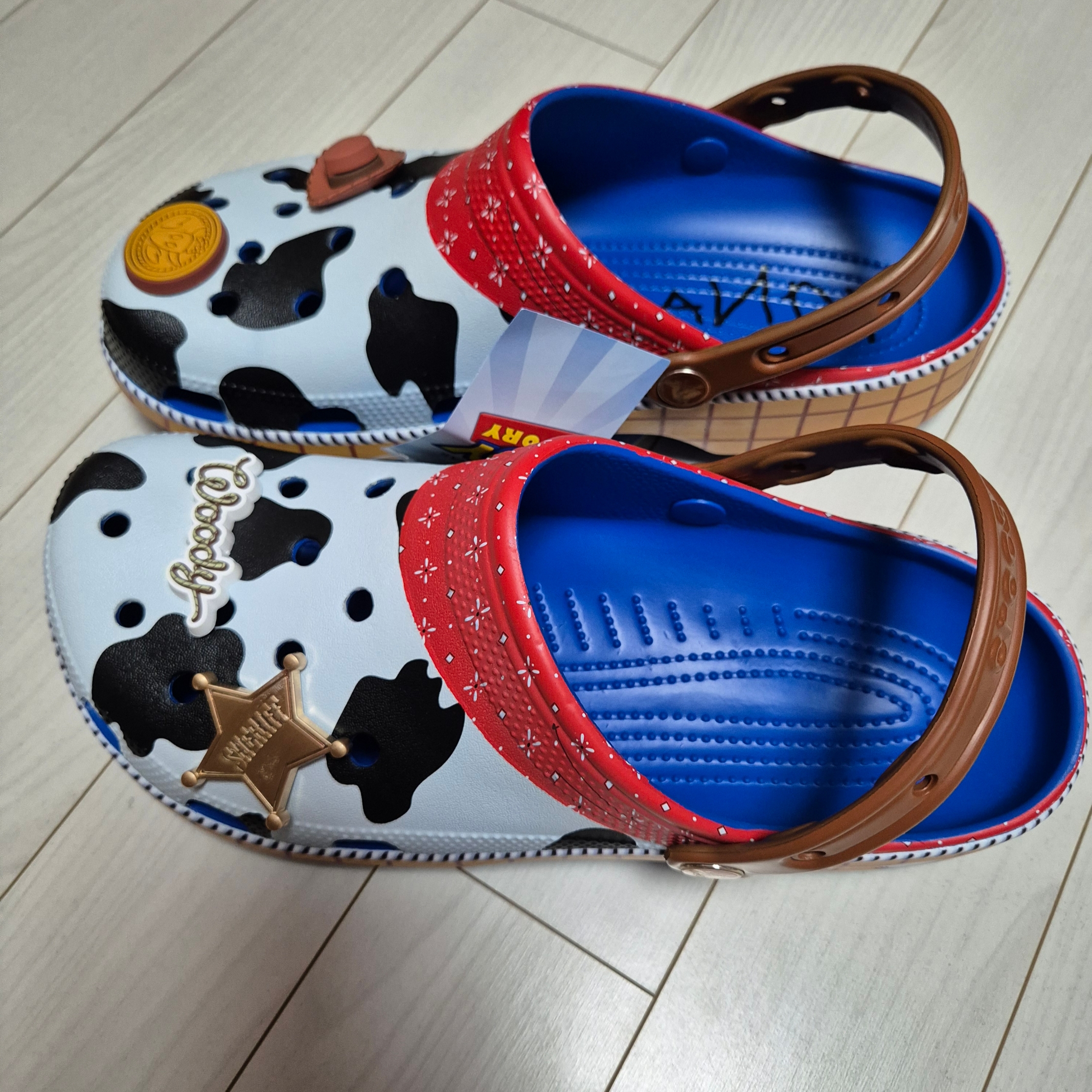 Crocs x Toy Story Sheriff Woody Classic Clog Blue Jean 착용 스타일 - 4