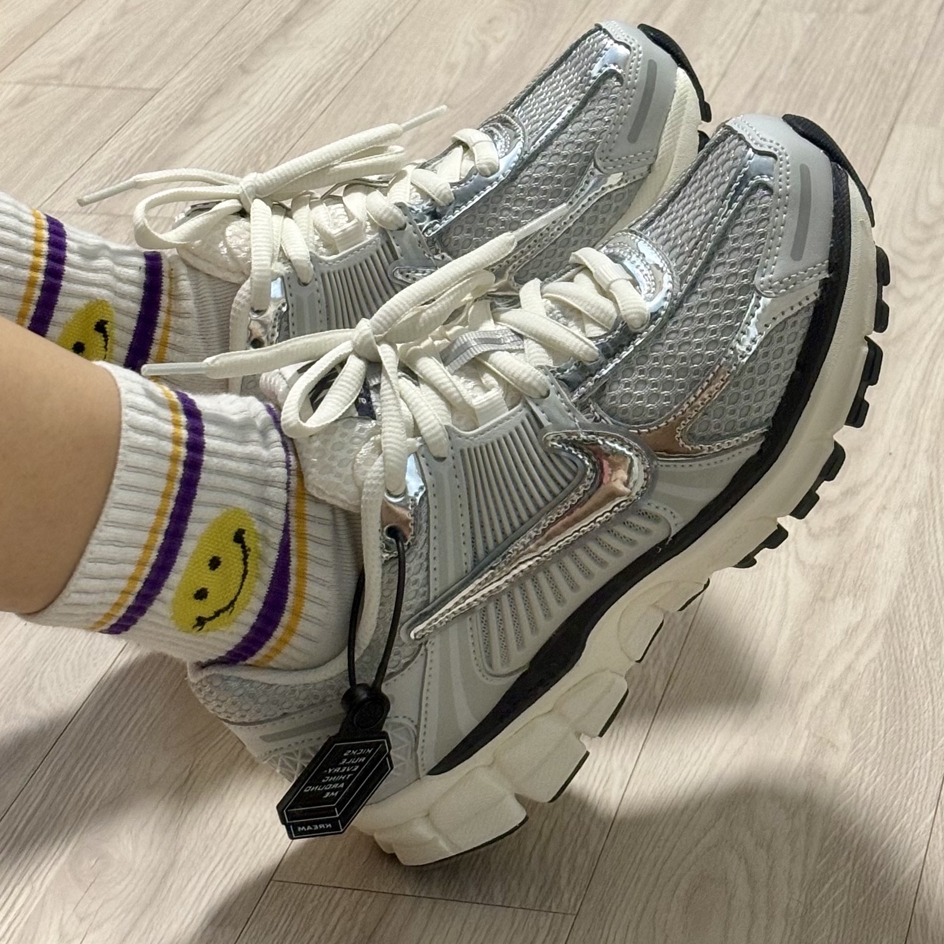 (W) Nike Zoom Vomero 5 Photon Dust and Metallic Silver 착용 스타일 - 1