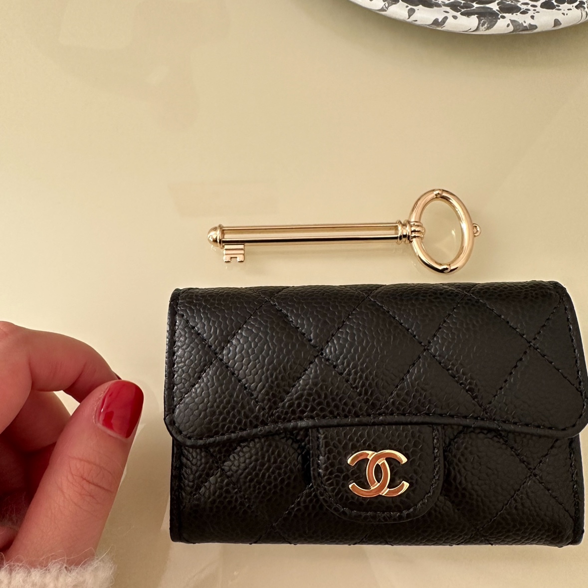 Chanel Classic Card Holder Grained Calfskin & Gold Black 착용 스타일 - 1