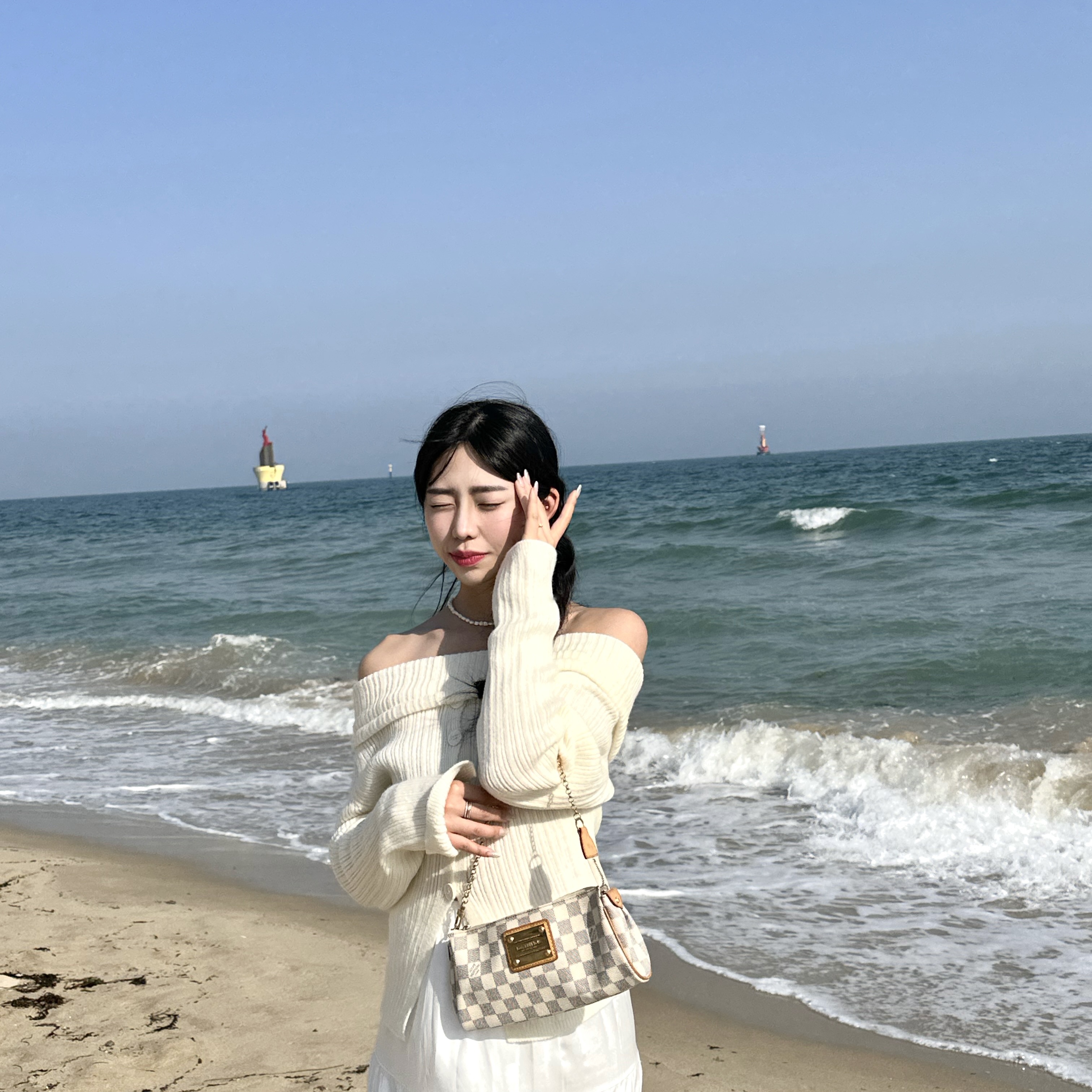 Louis Vuitton Pochette Accessoires Damier Azur 착용 스타일 - 2
