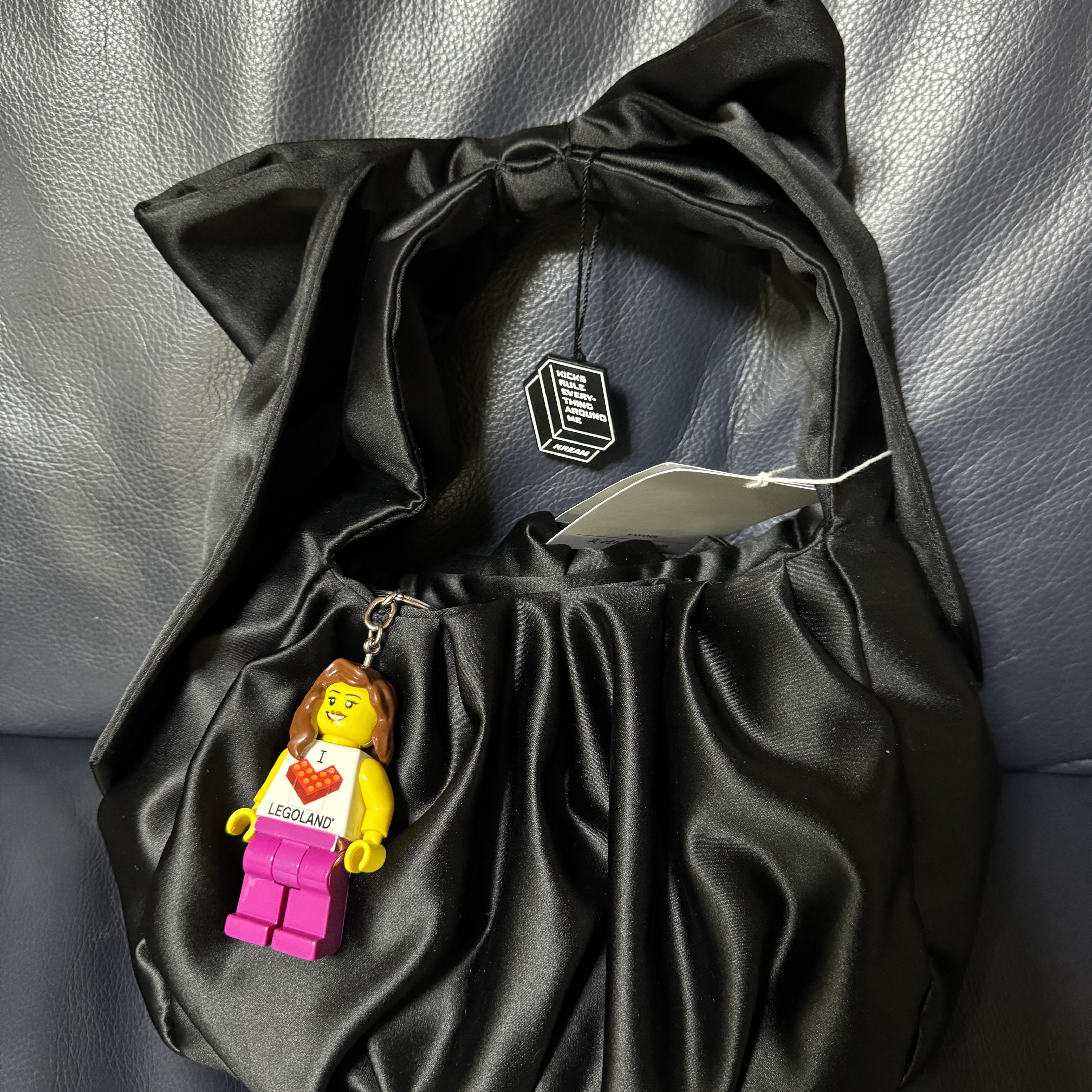 & Other Stories Satin Bow Bag Black 착용 스타일 - 2