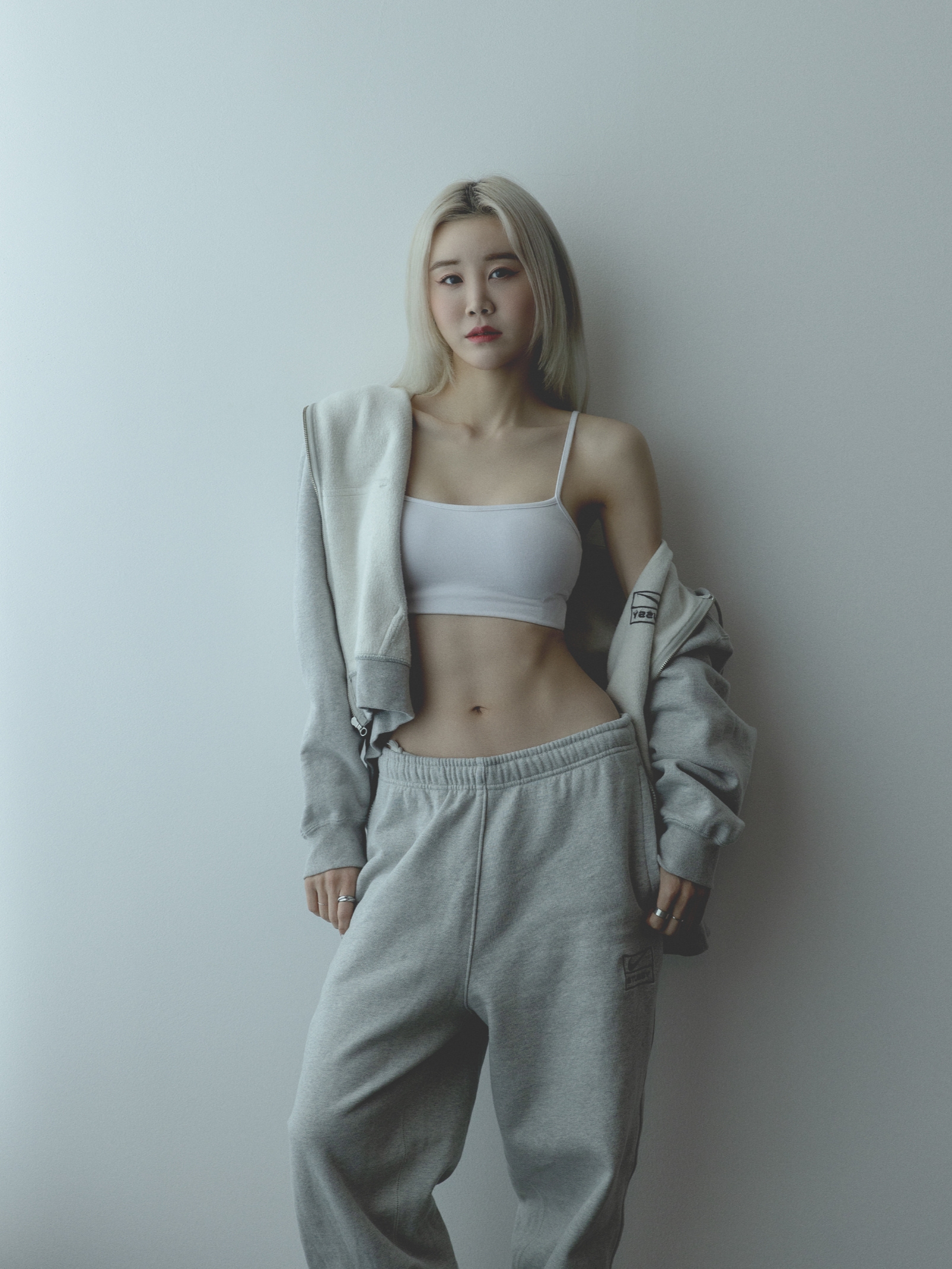Nike x Stussy Full Zip Fleece Hoodie Grey Heather (FJ9181-050), Nike x Stussy Fleece Pants Grey Heather (FN5231-050) 착용 스타일 - 1