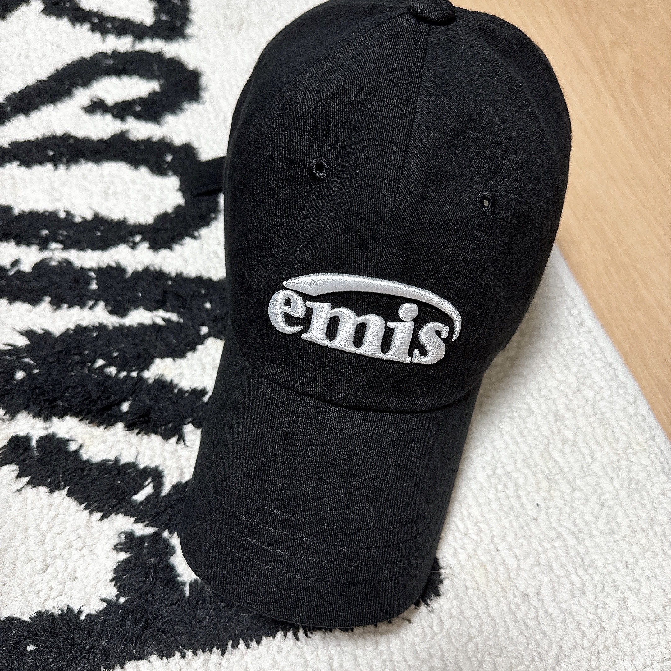 Emis New Logo Emis Cap Black 착용 스타일