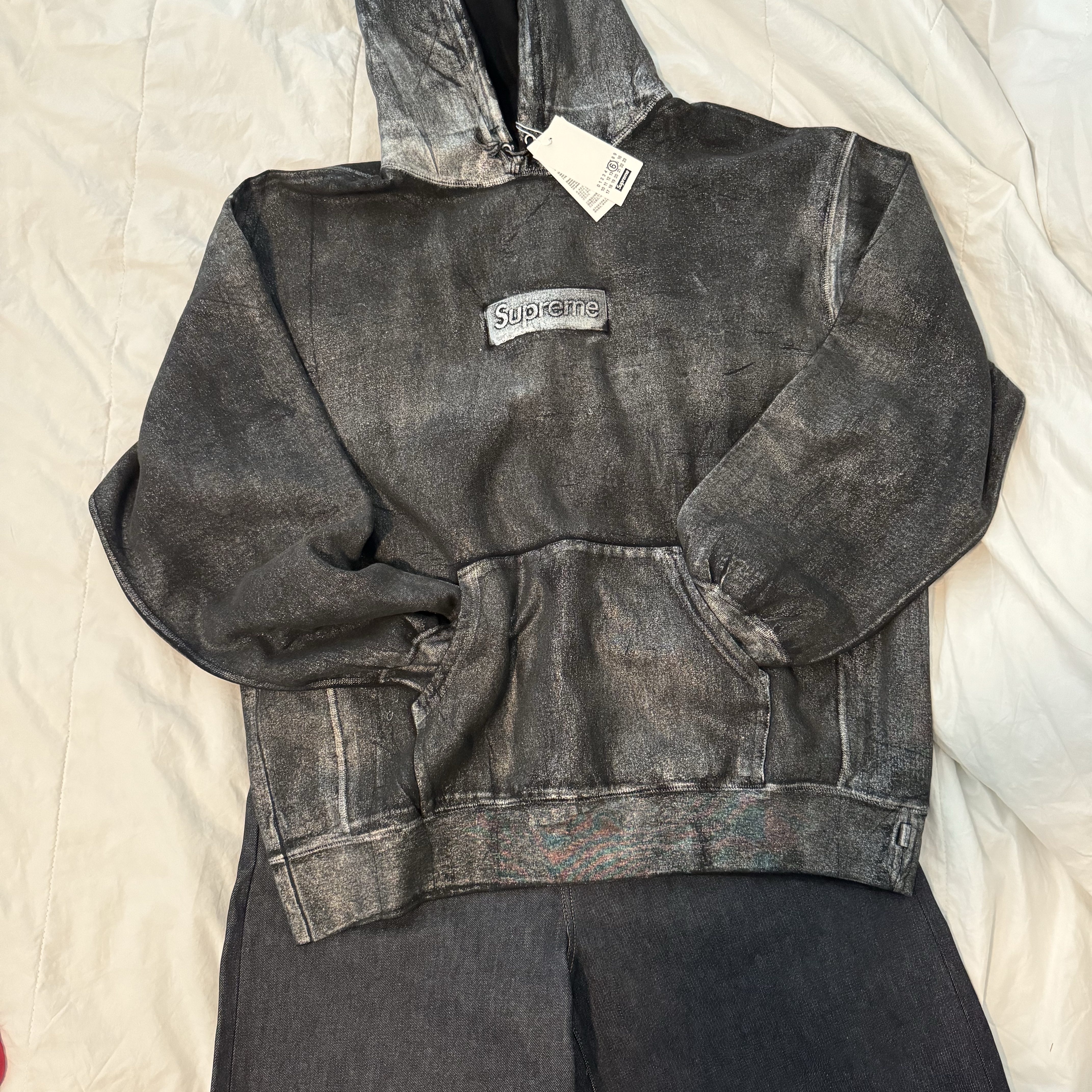 Stussy Denim Big OL' Shorts Raw, Supreme x MM6 Maison Margiela Foil Box Logo Hooded Sweatshirt Black - 24SS 착용 스타일 - 1