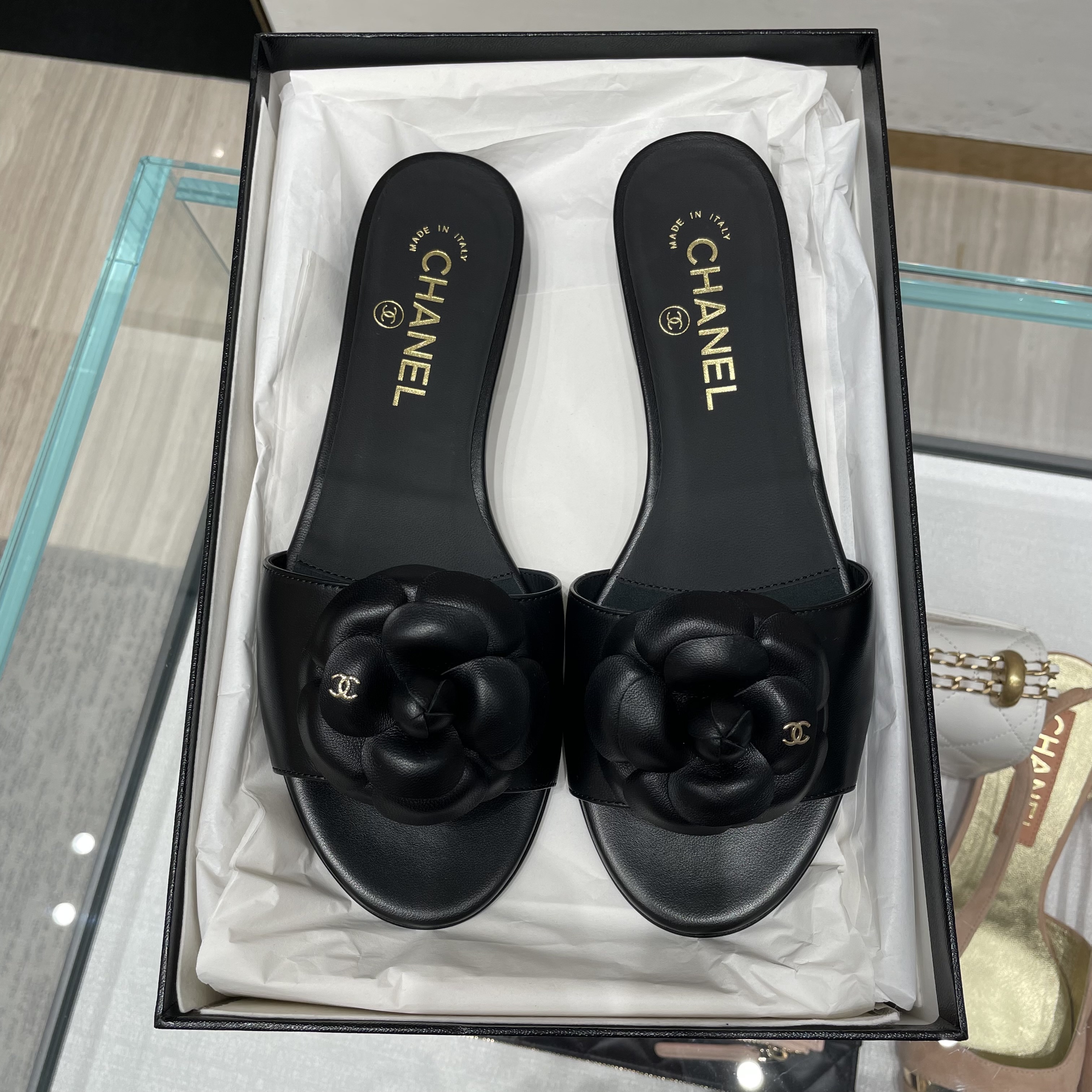 (W) Chanel Mules Lambskin & Black 착용 스타일 - 1