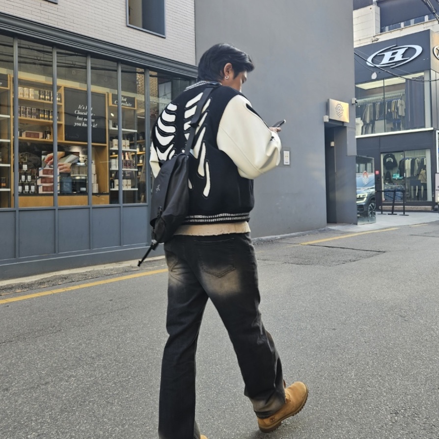 Arc'teryx Granville 10 Courier Bag Black, Thug Club Berlin Destroyed Patch Knit Desert 착용 스타일 - 1