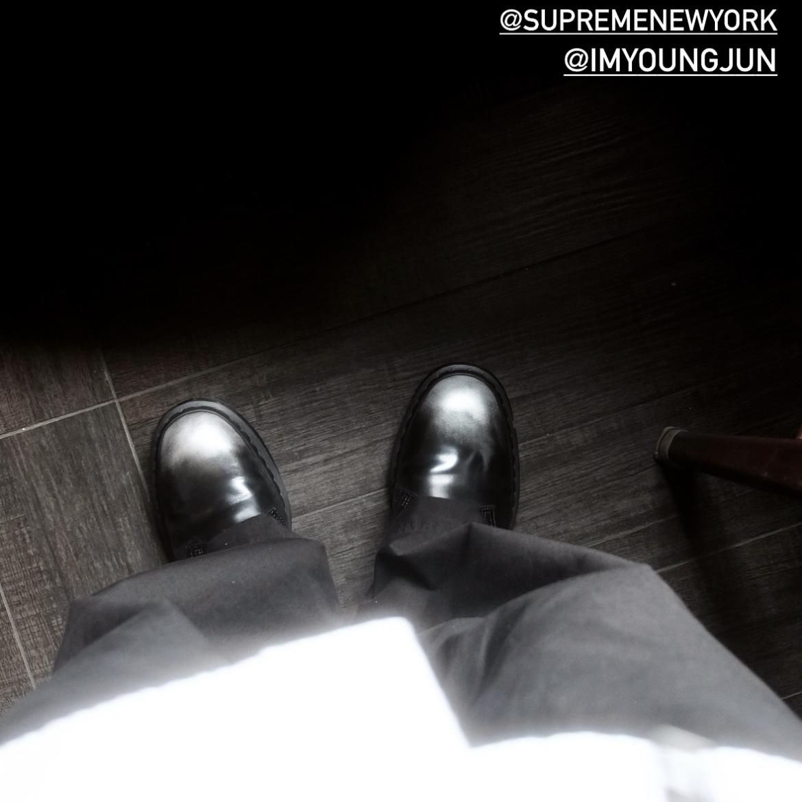 Dr. Martens x Supreme 1461 Gray Silver 착용 스타일