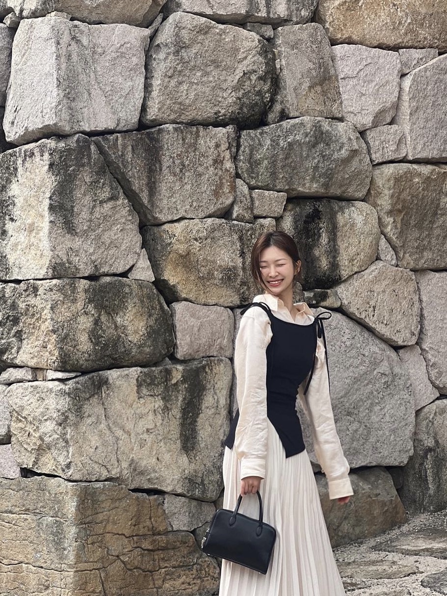 Yunse Women Olive Sleeveless Top Black 착용 스타일 - 3