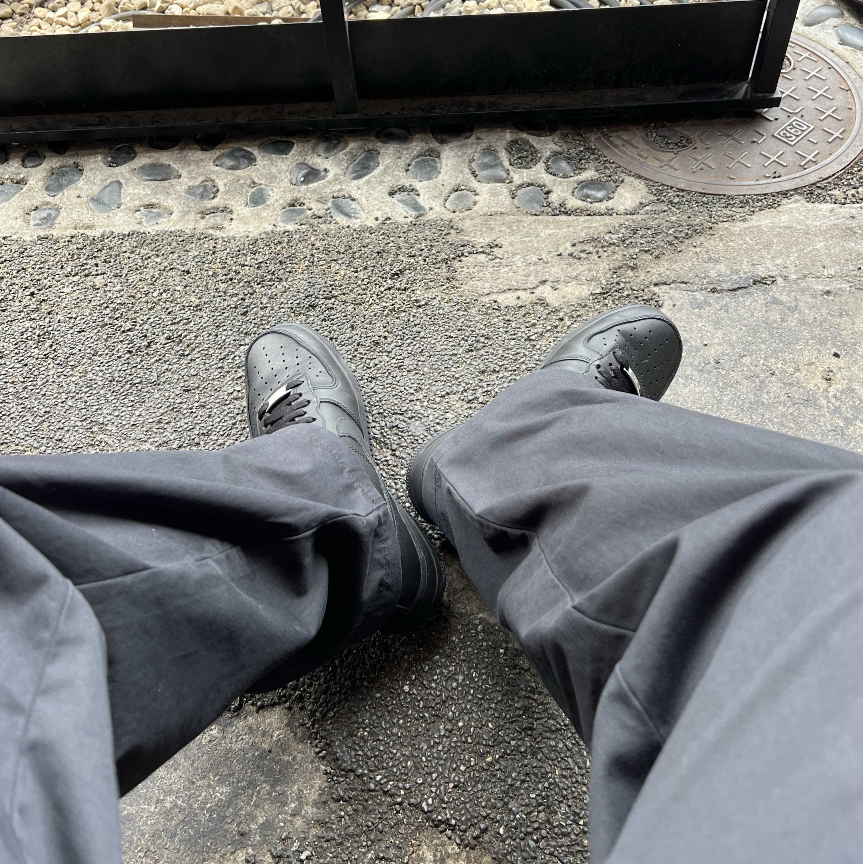 Nike Air Force 1 '07 Low Triple Black 착용 스타일
