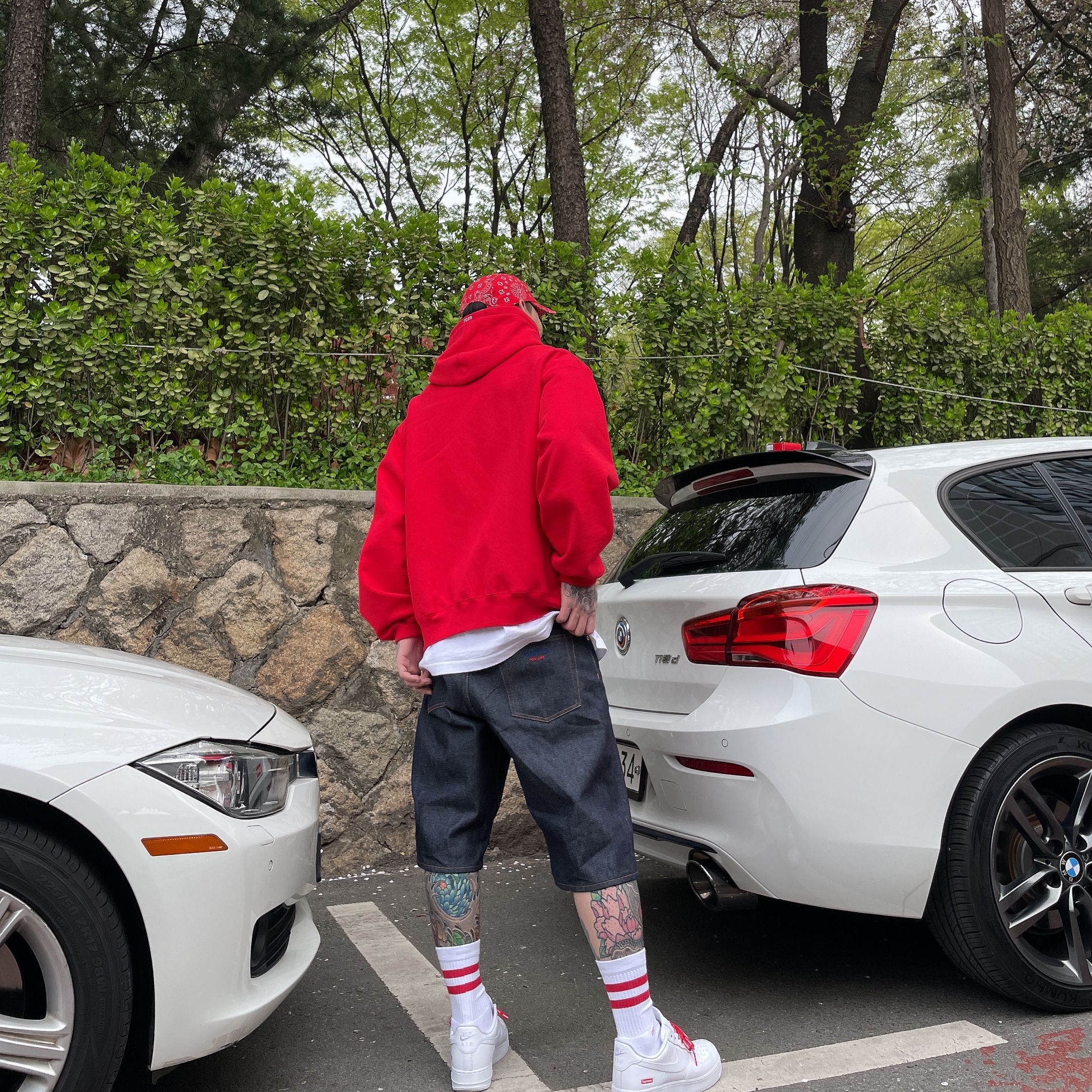 Supreme Bandana Camp Cap Red - 21SS, Supreme Box Logo Hooded Sweatshirt Red - 23FW 착용 스타일 - 2