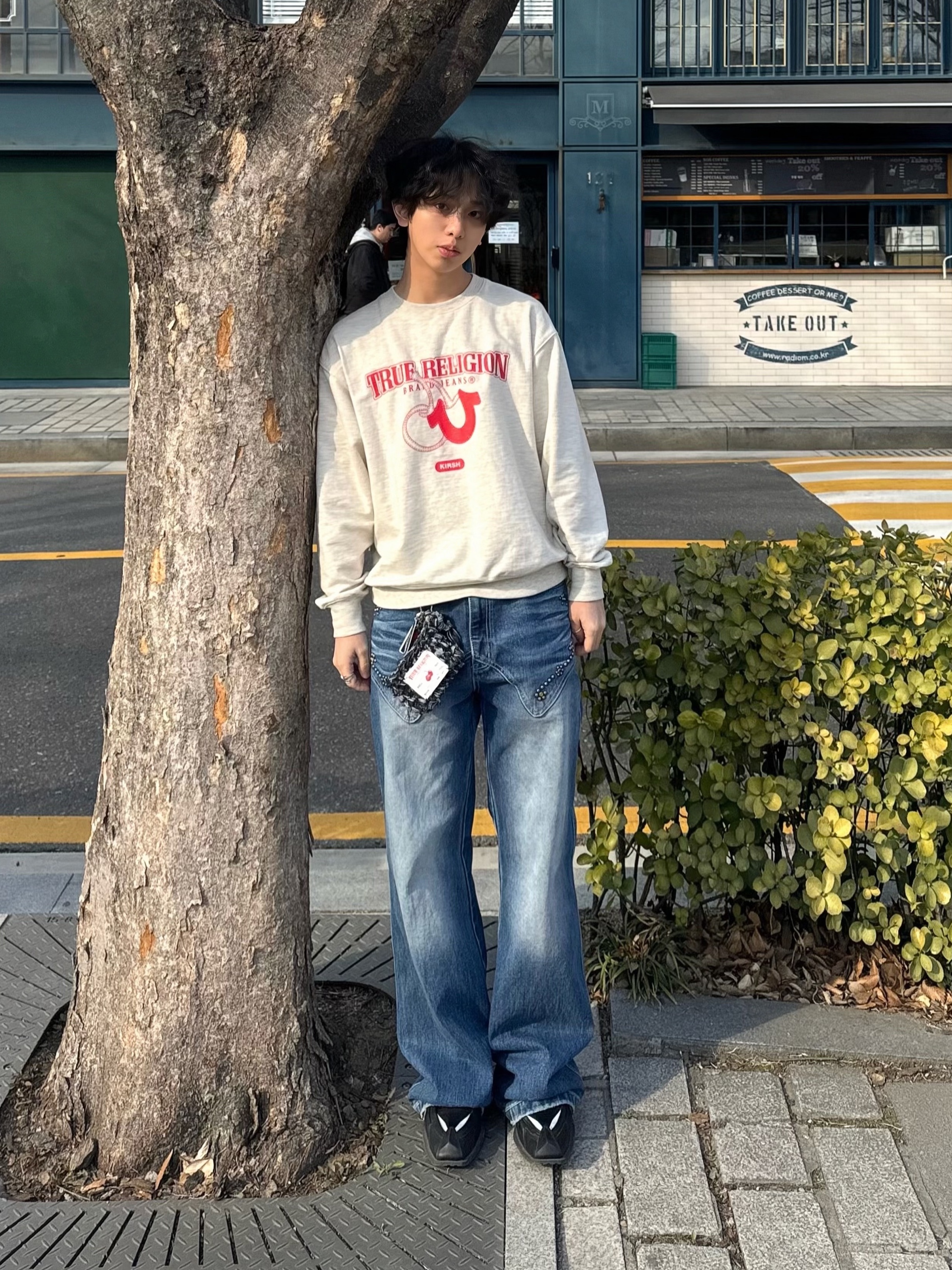 Nike x Martine Rose Shox MR4 Black, True Religion x KIRSH Logo Graphic Sweatshirt Oatmeal 착용 스타일 - 1