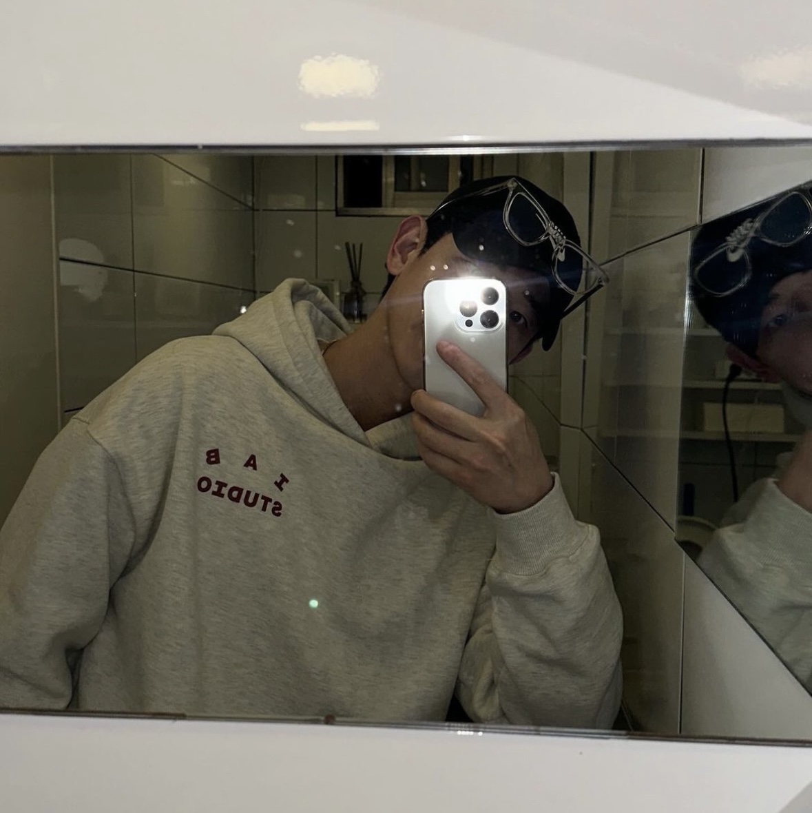 IAB Studio Hoodie Oatmeal Burgundy, Gentle Monster x Maison Margiela MM010S Clear Black Gradient 착용 스타일 - 1