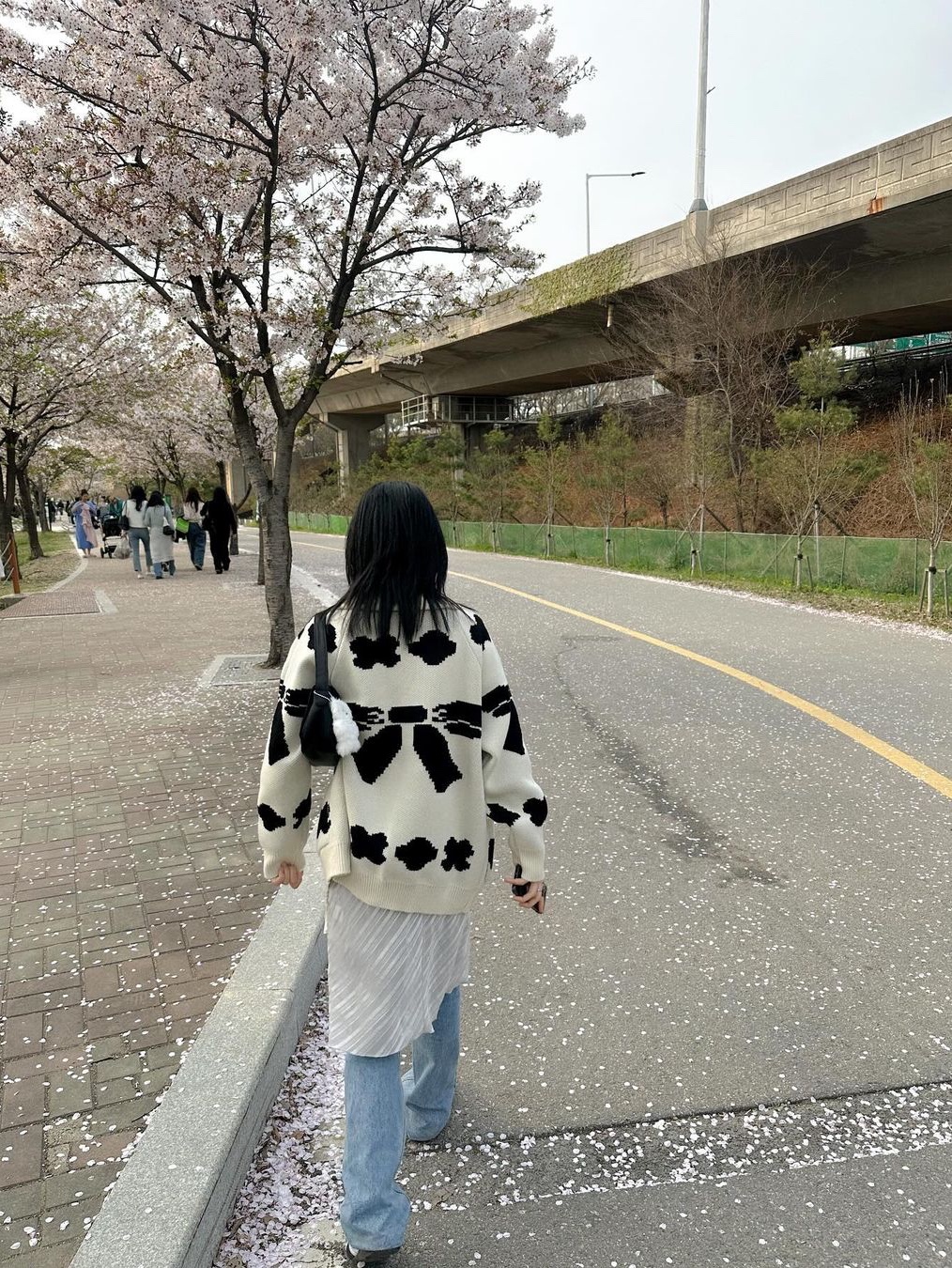 Nieeh Ribbon Zipup Sweater Ivory, Nieeh Ribbon Zipup Sweater Black 착용 스타일